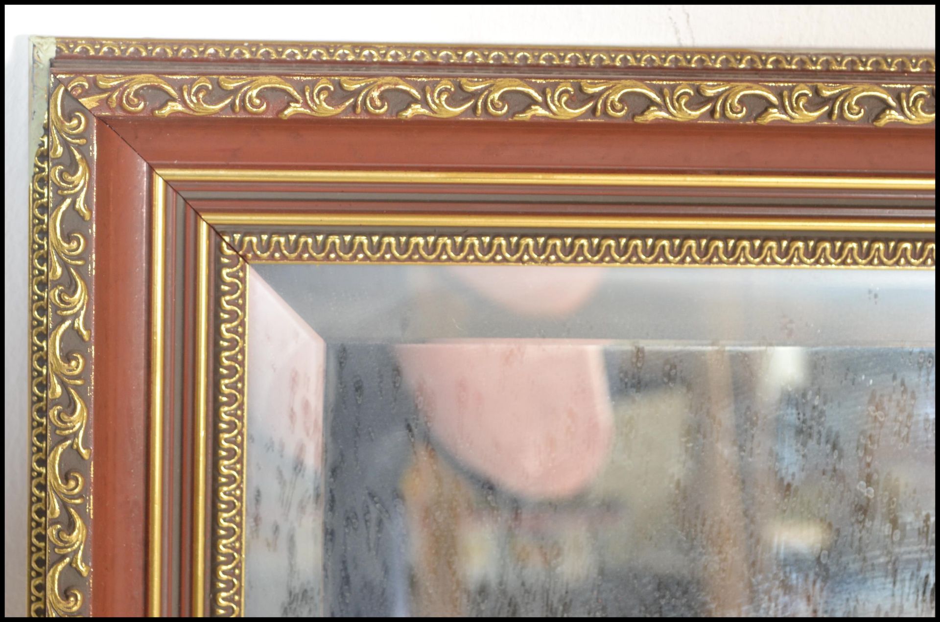 A large 20th century gilt overmantel mirror with central plate glass mirror with carved cushion - Bild 12 aus 12