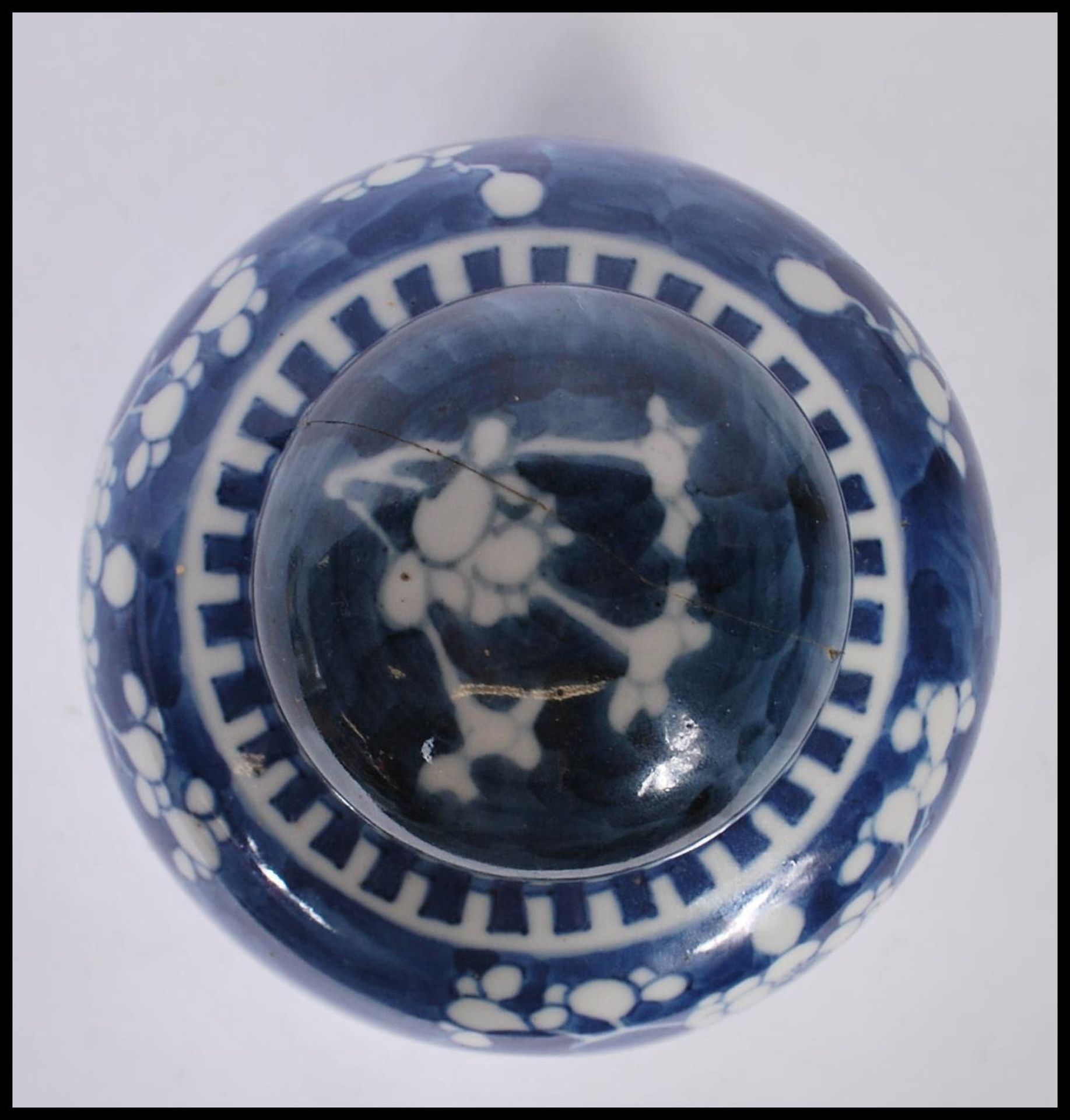 A Chinese ginger jar being hand painted in blue and white in the prunus pattern with lid to the top. - Bild 5 aus 7