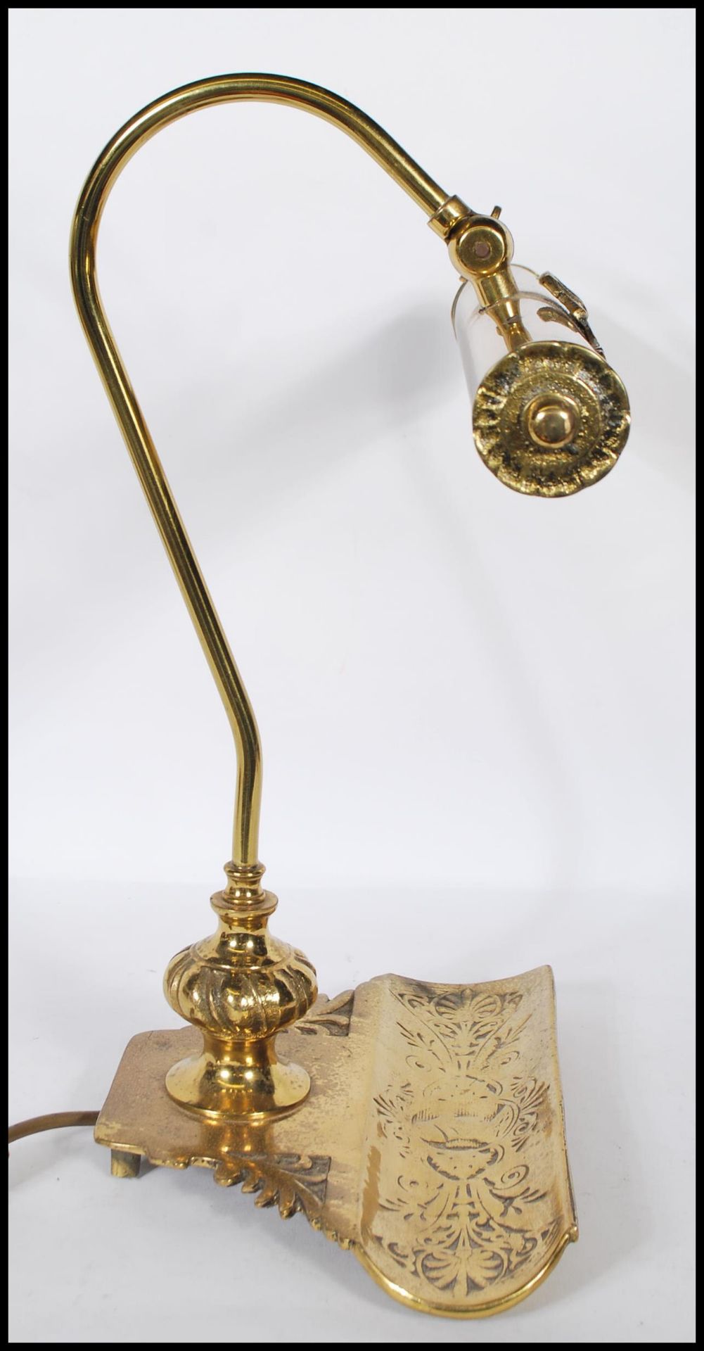 An 20th century brass bankers lamp, having a floral ornamental body and cylindrical shade. - Bild 4 aus 7