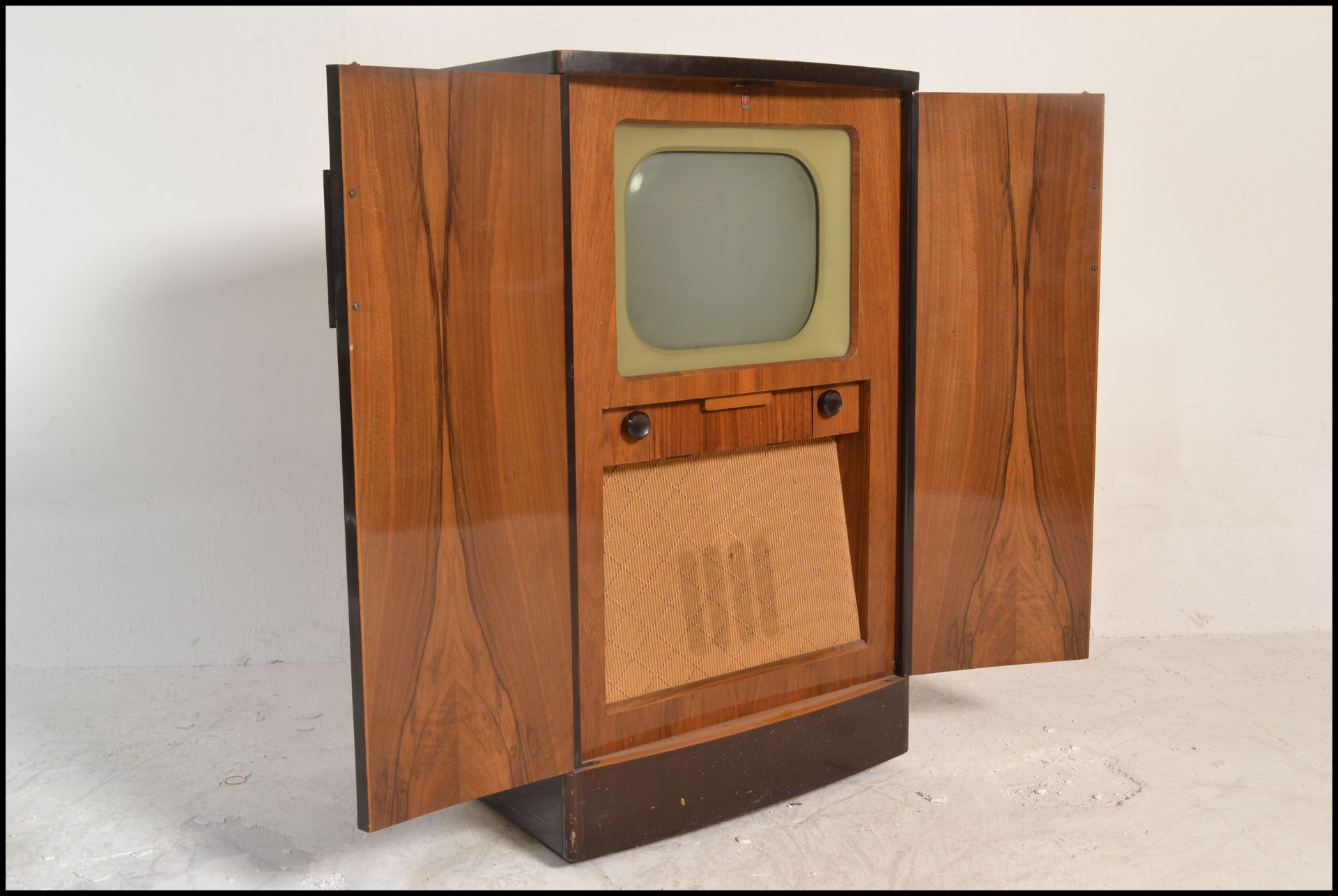 A mid 20th century vintage retro walnut cased valve Ferranti television / TV having full front doors - Bild 7 aus 8