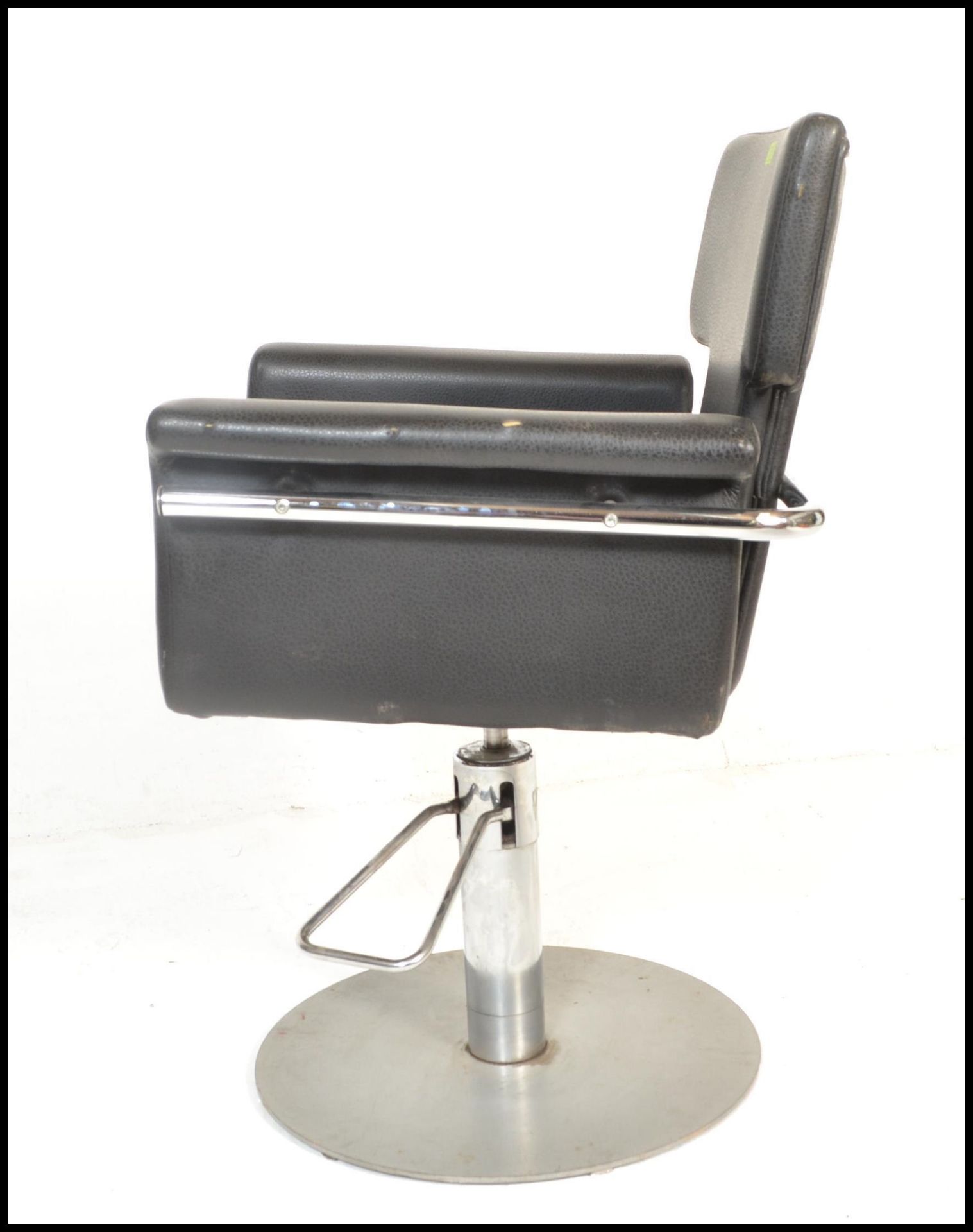 A pair of 20th Century barber chairs, the adjustable seats and backrests upholstered in faux black - Bild 3 aus 5