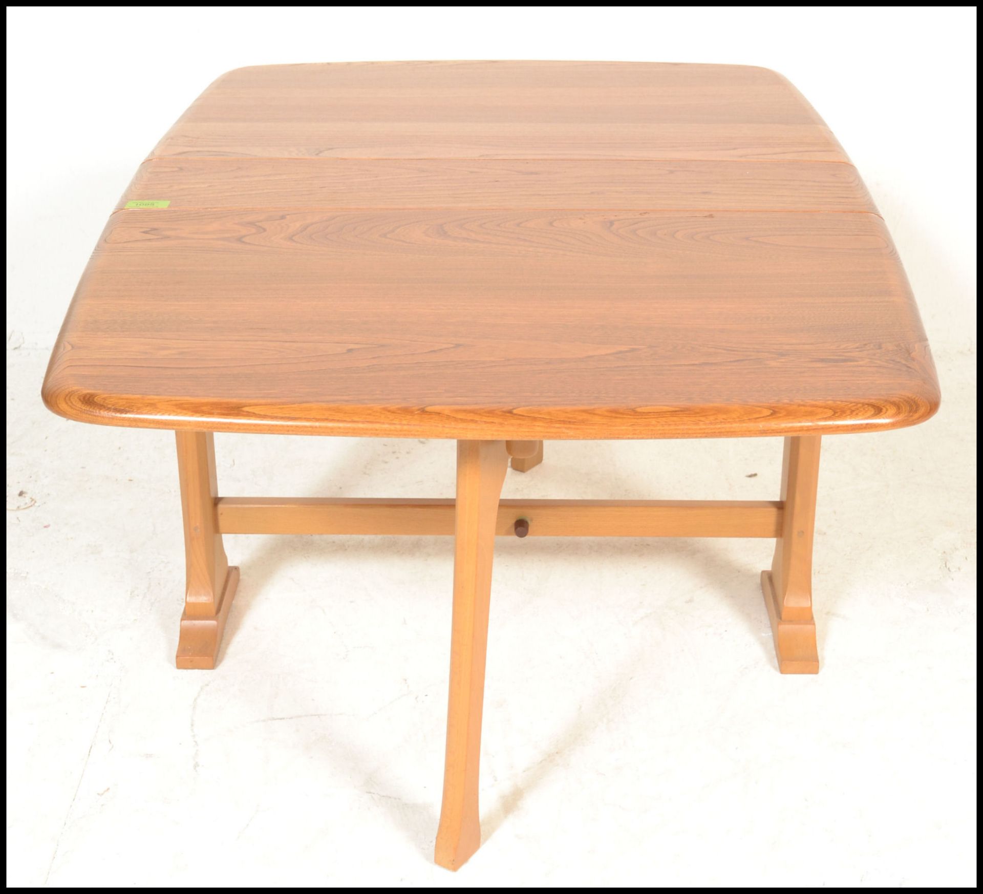 An Ercol beech and elm wood light drop leaf sutherland occasional - coffee table being raised on - Bild 5 aus 5