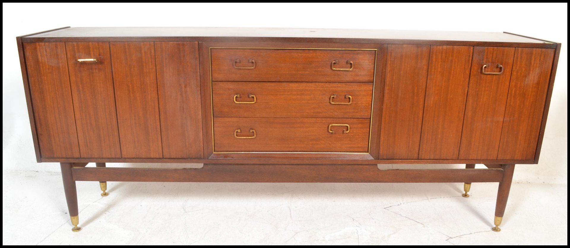 A mid 20th Century teak wood sideboard / credenza, by Ernst Gomme for G-Plan central bank of three - Bild 9 aus 10