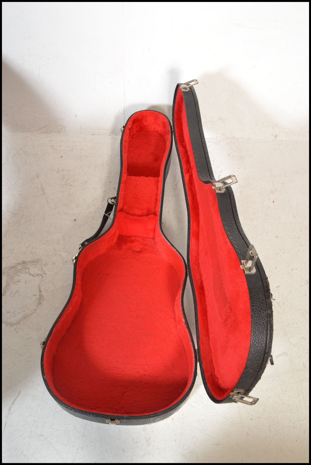 Two black faux leather guitar cases one having red velvet interior and lock catches, together with - Bild 4 aus 6