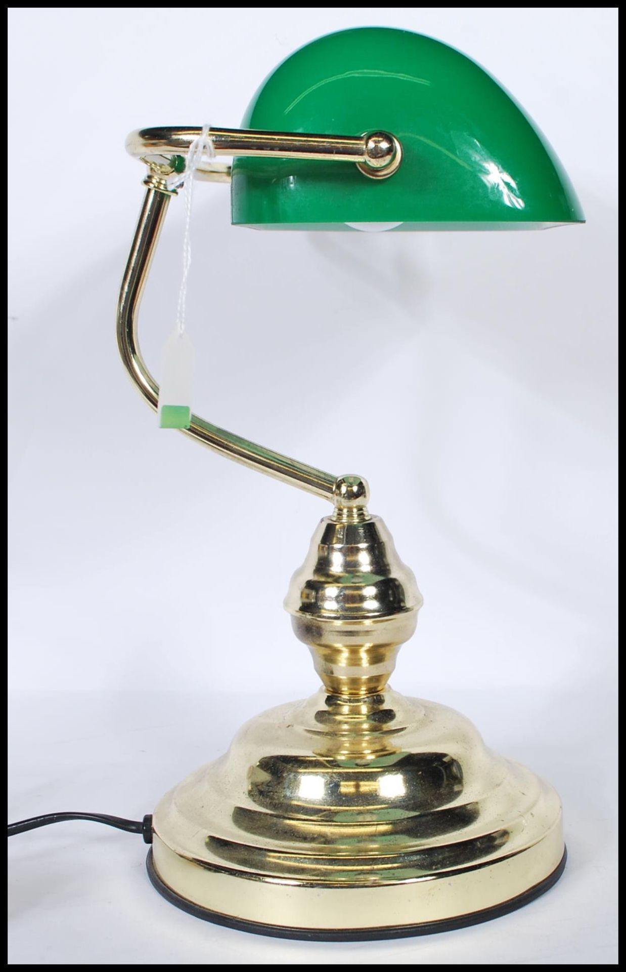 A vintage style bankers desk lamp having an adjustable green glass shade raised on a brass support - Bild 2 aus 4