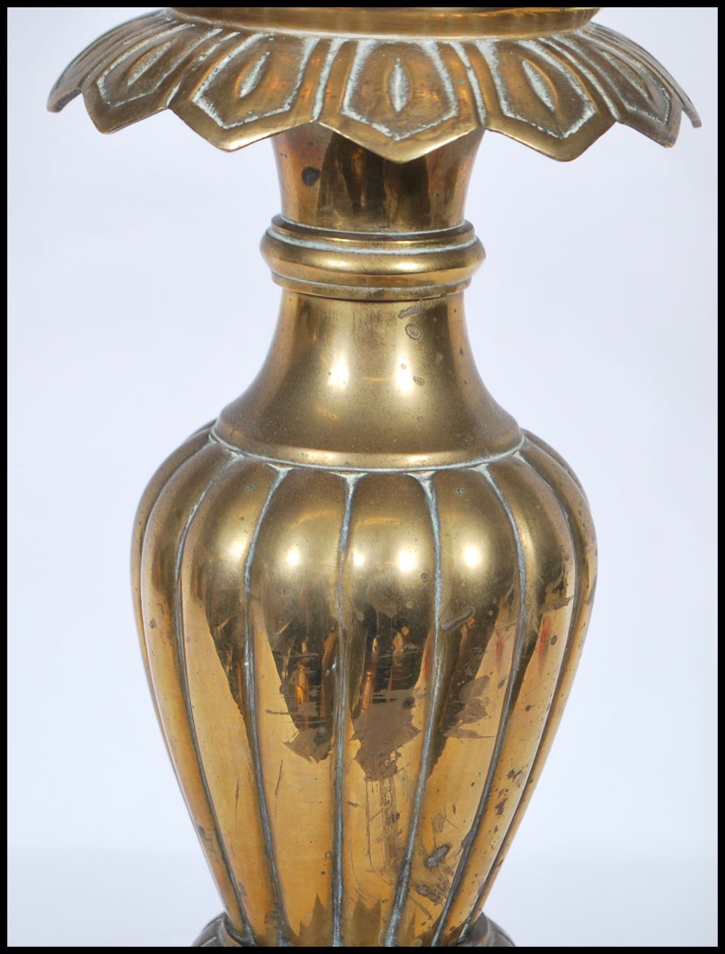 A matching pair of 20th Century brass corinthian column lamps of typical form raised on stepped - Bild 6 aus 8