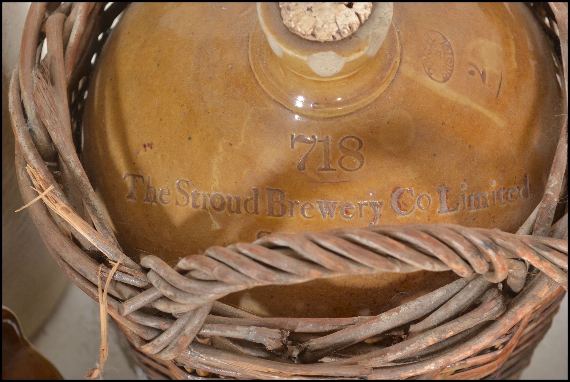 A good collection of stoneware advertising pots and flagons to include several large flagons with - Bild 8 aus 11