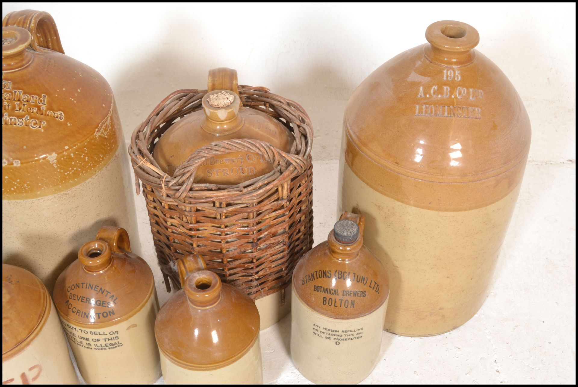 A good collection of stoneware advertising pots and flagons to include several large flagons with - Bild 10 aus 11