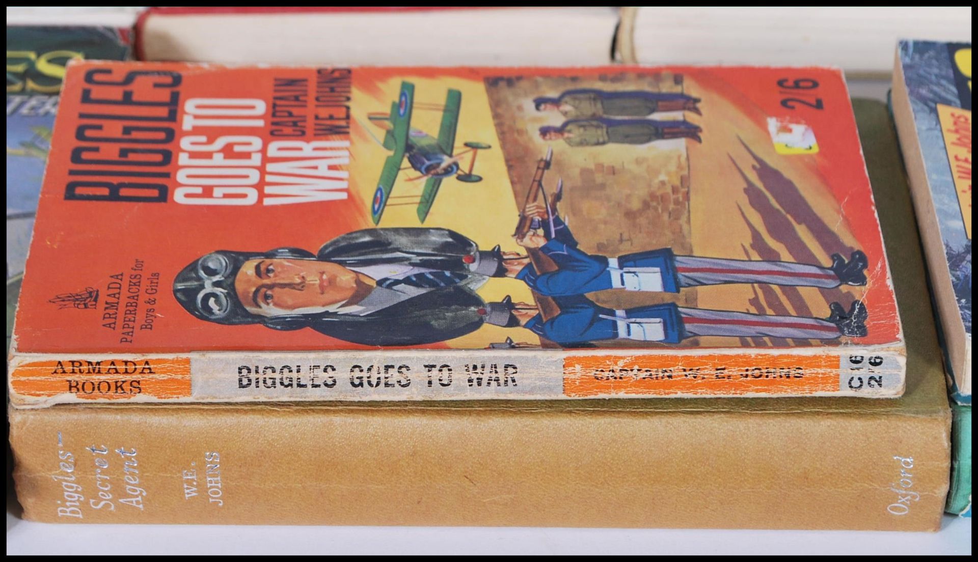A collection of Captain W.E.Johns hardback books mostly Biggles 1st Editions to include Biggles - Bild 9 aus 17