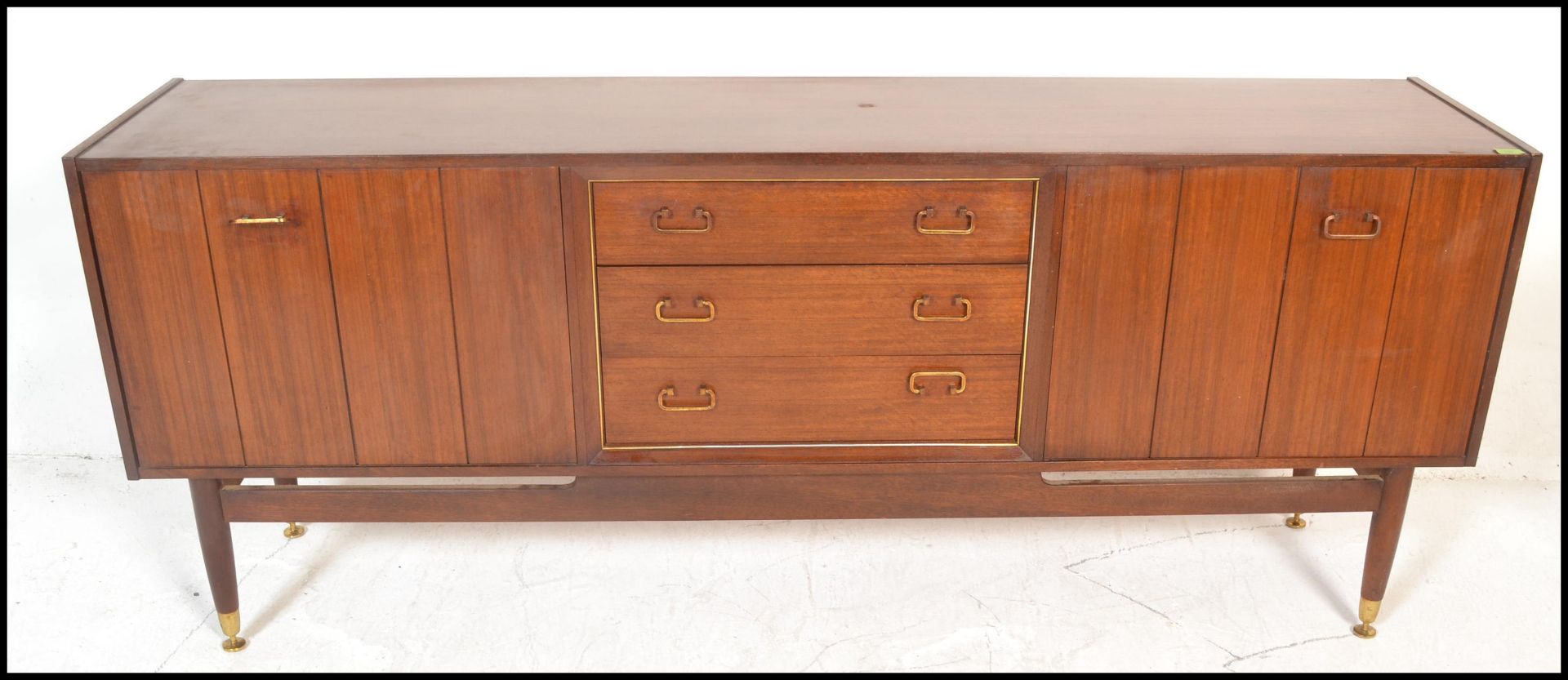 A mid 20th Century teak wood sideboard / credenza, by Ernst Gomme for G-Plan central bank of three - Bild 10 aus 10