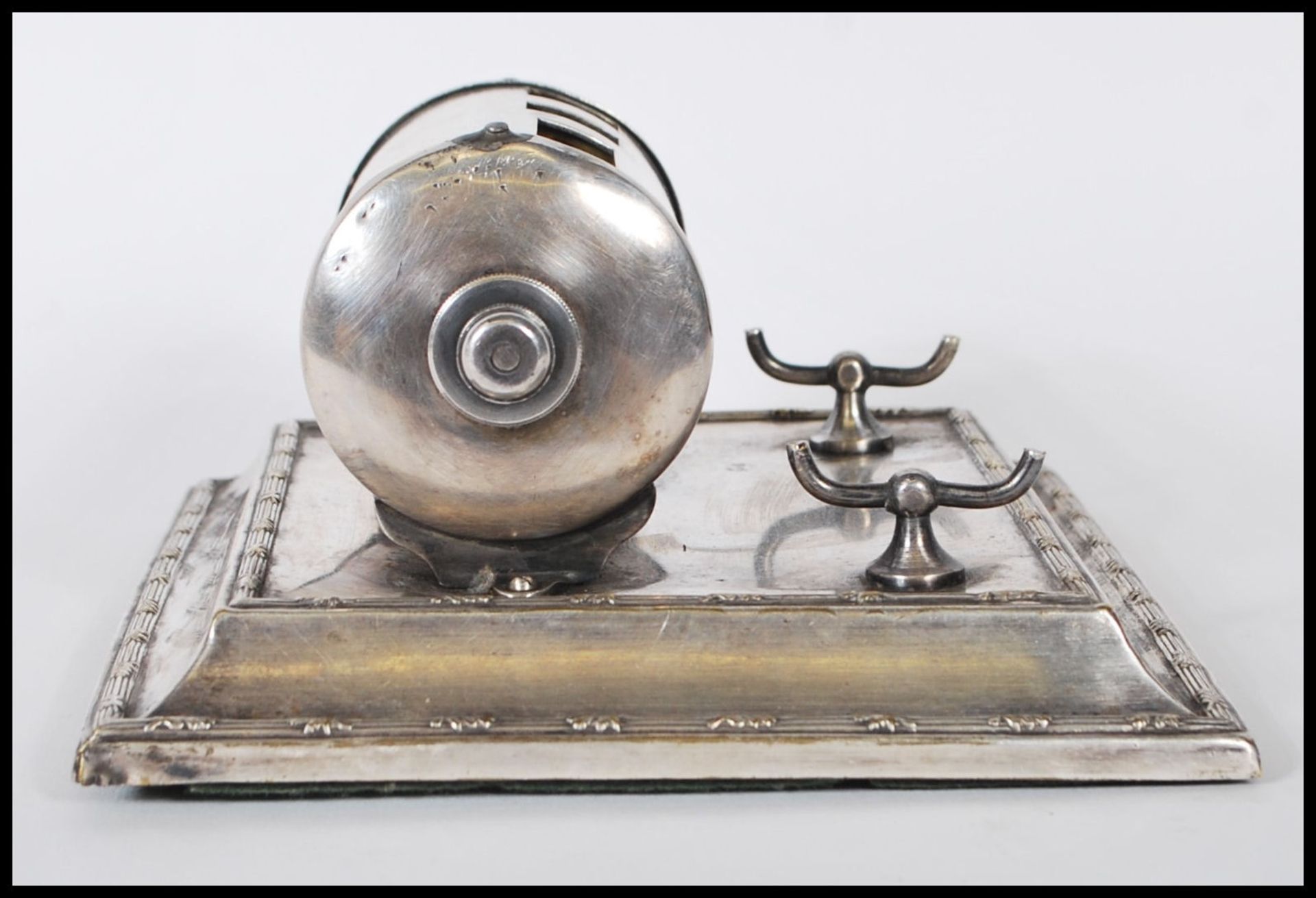 A vintage early 20th Century silver plated calendar / desk tidy having a rectangular pedestal base - Bild 3 aus 6