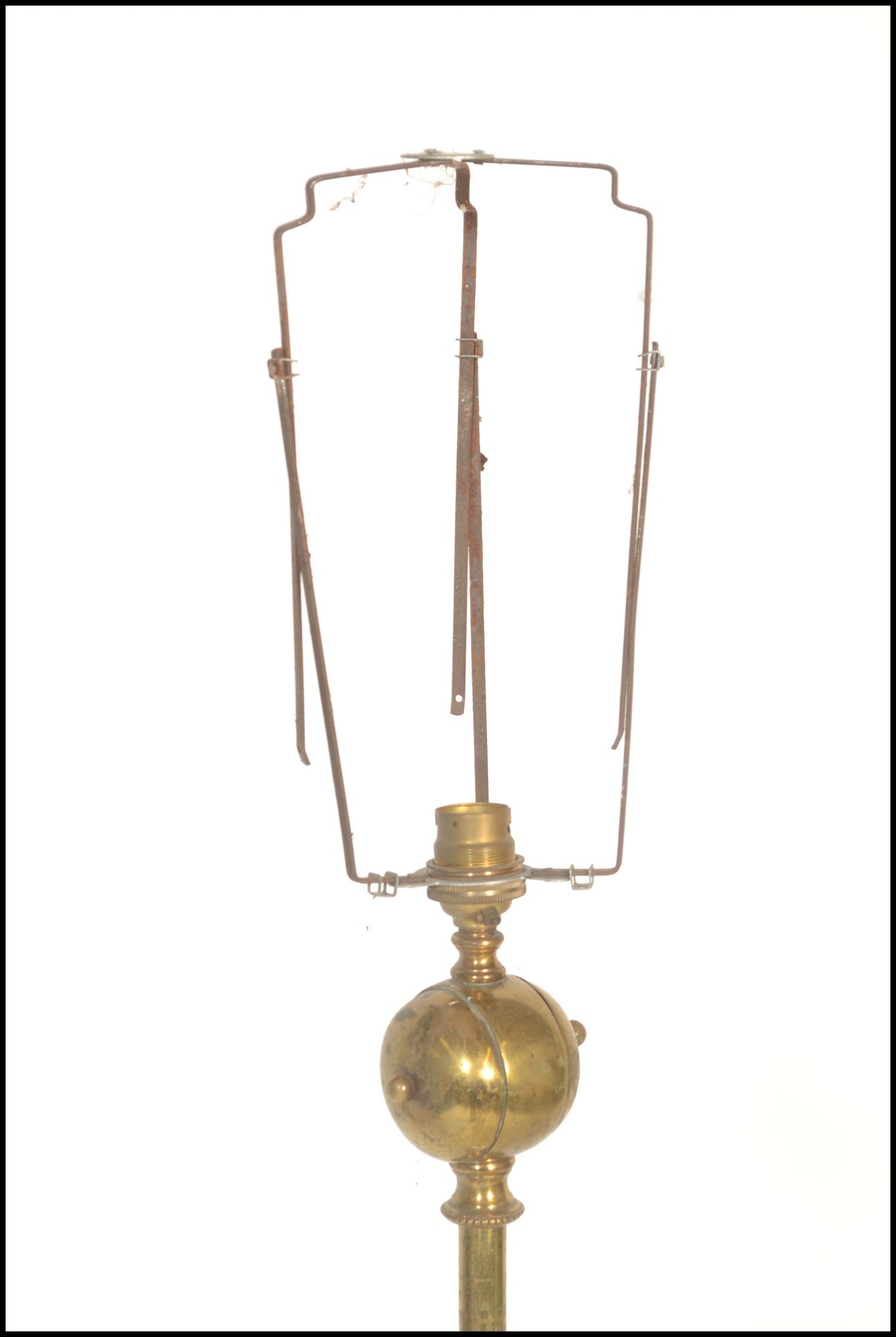 An early 20th Century Edwardian brass adjustable telescopic standard lamp being raised on three - Bild 2 aus 4