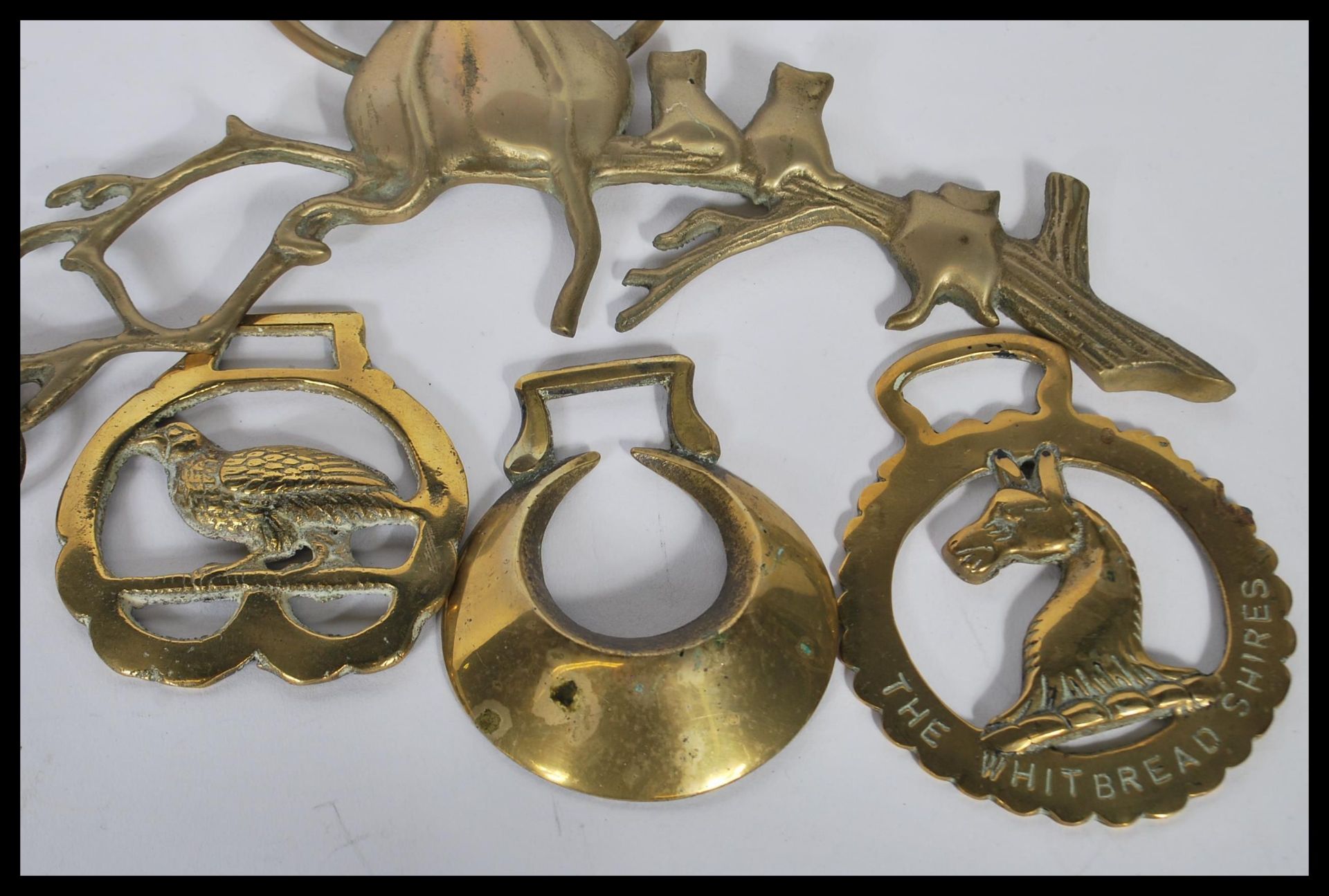 A collection of 20th Century horse brasses to include souvenir badges for Stratford upon Avon, - Bild 2 aus 11