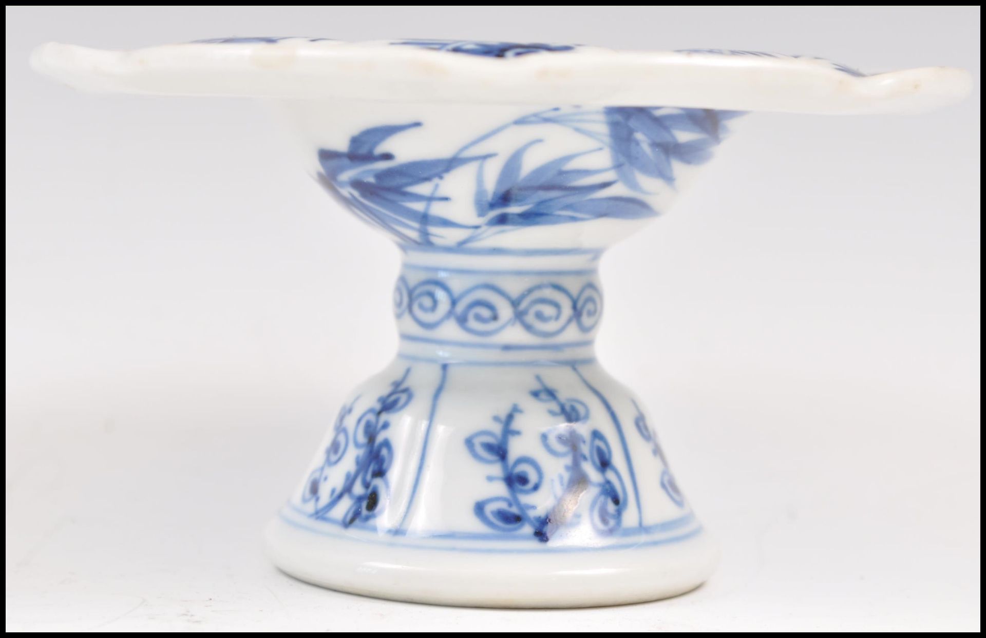 A CHINESE LATE 17TH CENTURY KANGXI BLUE AND WHITE