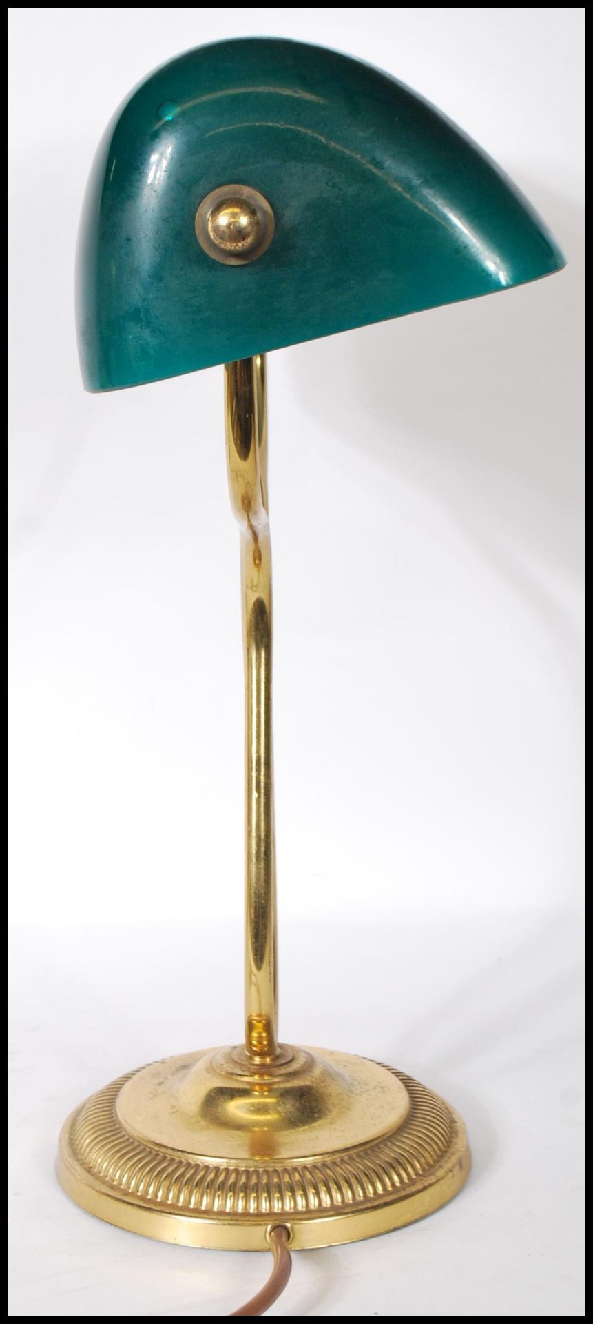 A vintage bankers lamp having a green glass shade raised on a round stepped base with curved brass - Bild 5 aus 5