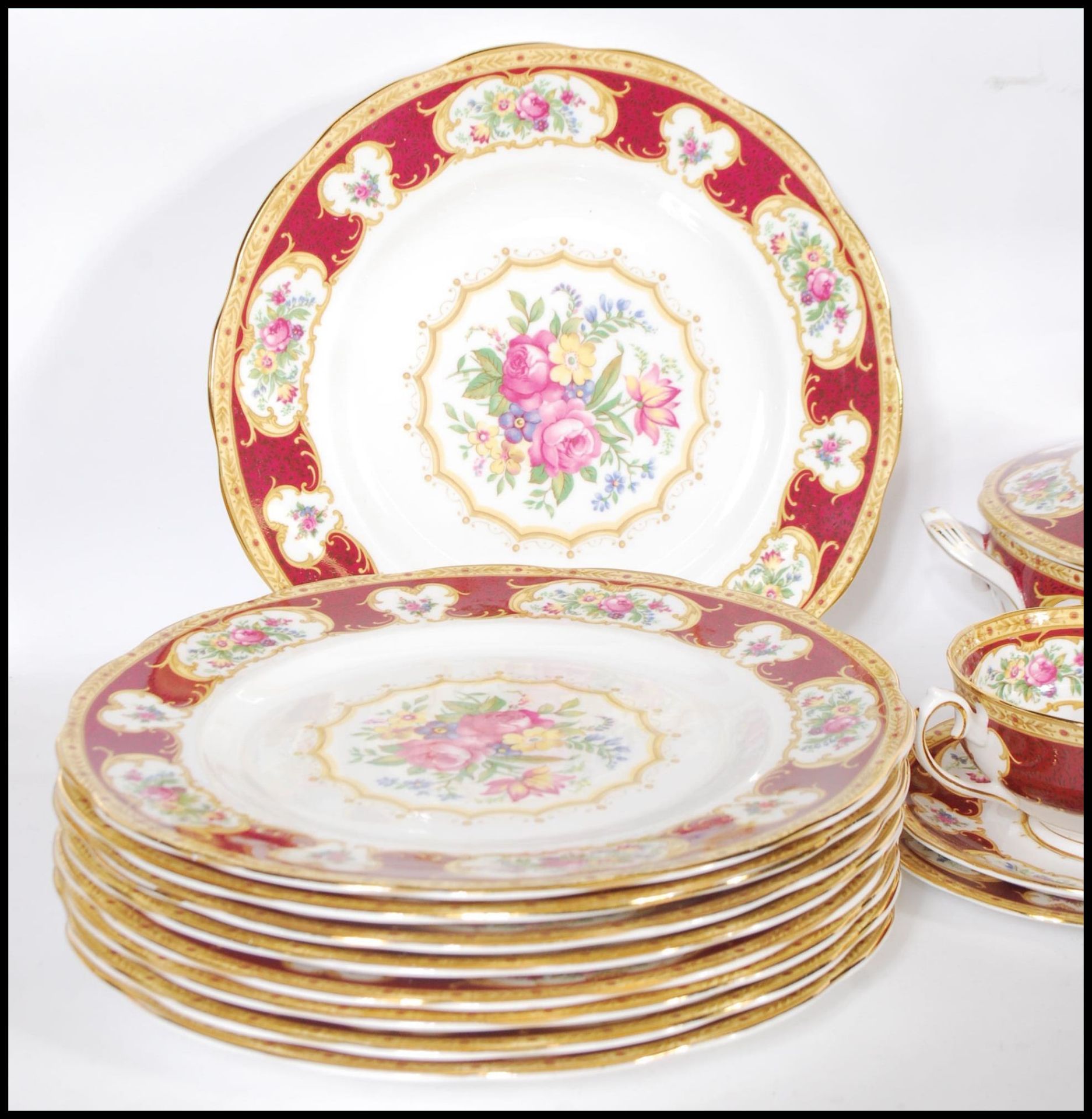 A Royal Albert bone China part dinner service in the Lady Hamilton pattern, comprising soup bowls, - Bild 2 aus 11