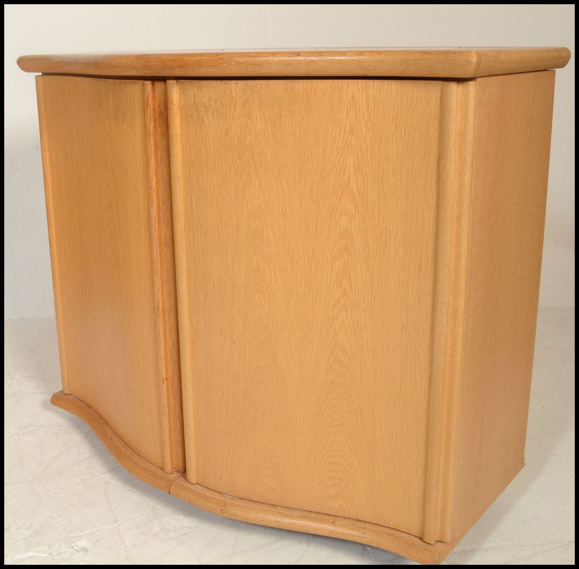 A Skovby 20th century light oak sideboard having a wide body with a series of blind fronted - Bild 2 aus 9