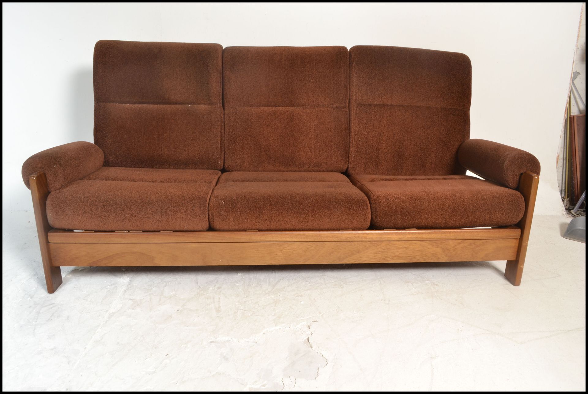 A retro 1960's Danish inspired teak wood day bed sofa. The turned legs supporting a fold down bed - Bild 3 aus 7