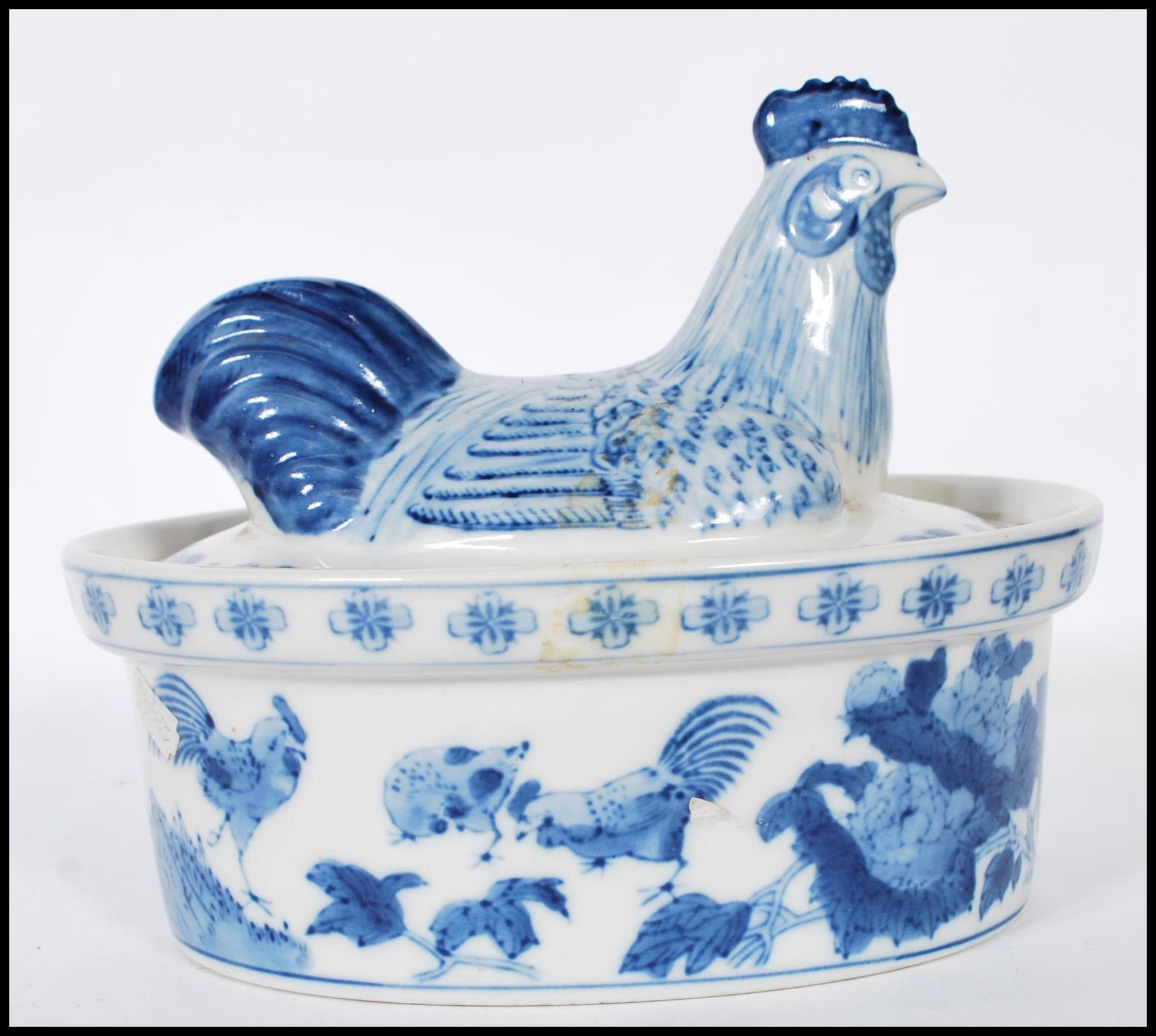 A Chinese blue and white chicken crock pot having cover in the form of a chicken with foliat - Bild 3 aus 8