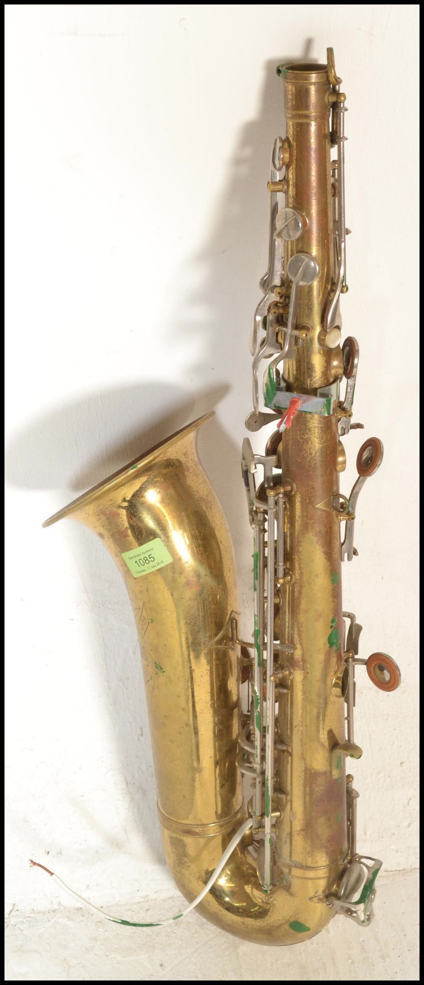A pair of uplighter wall lights, constructed from upcycled saxophones, the light bulb set within the - Bild 5 aus 9