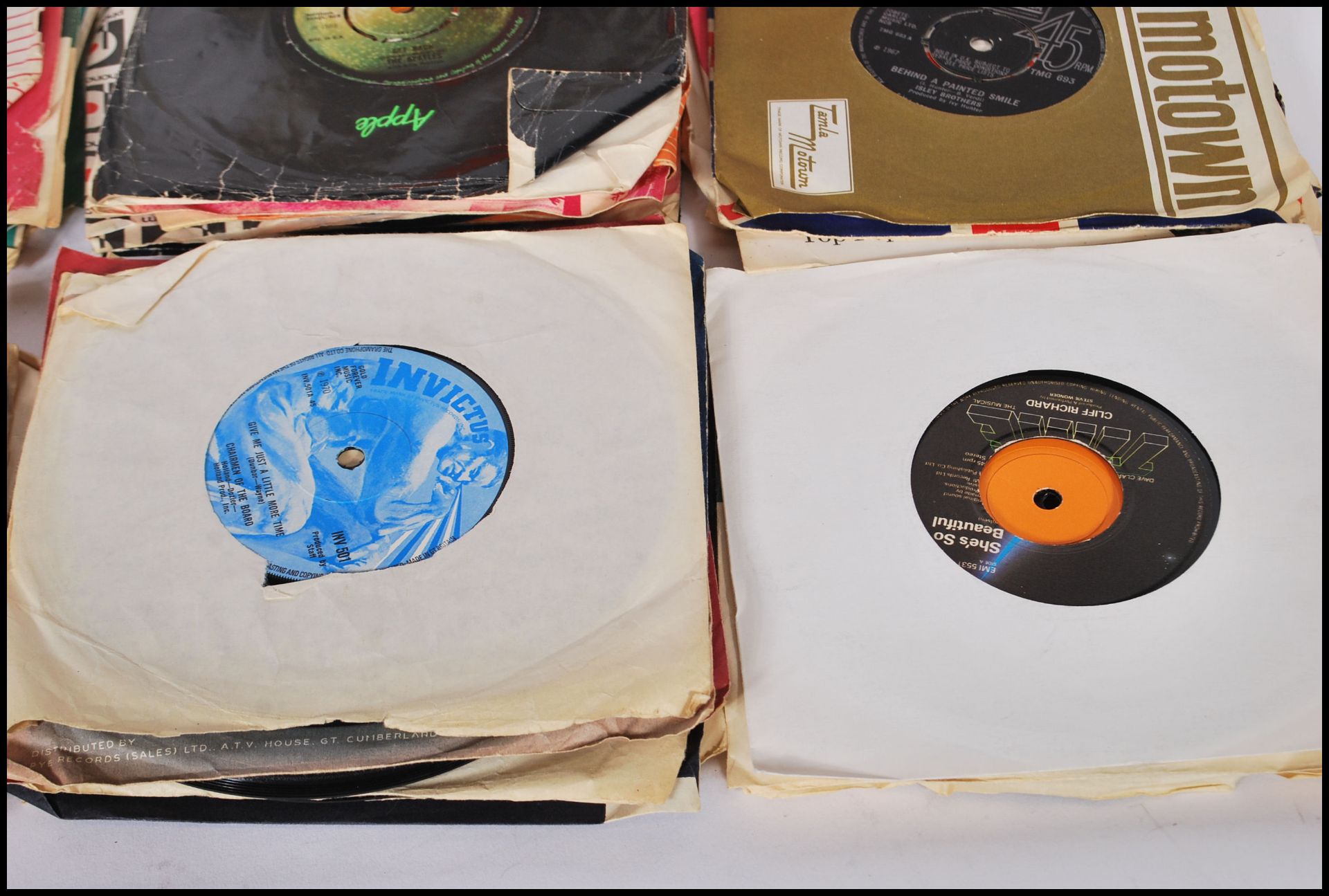 A collection of 45rpm vinyl 7" records by various artists and genres to include The Beatles, Get - Bild 4 aus 9