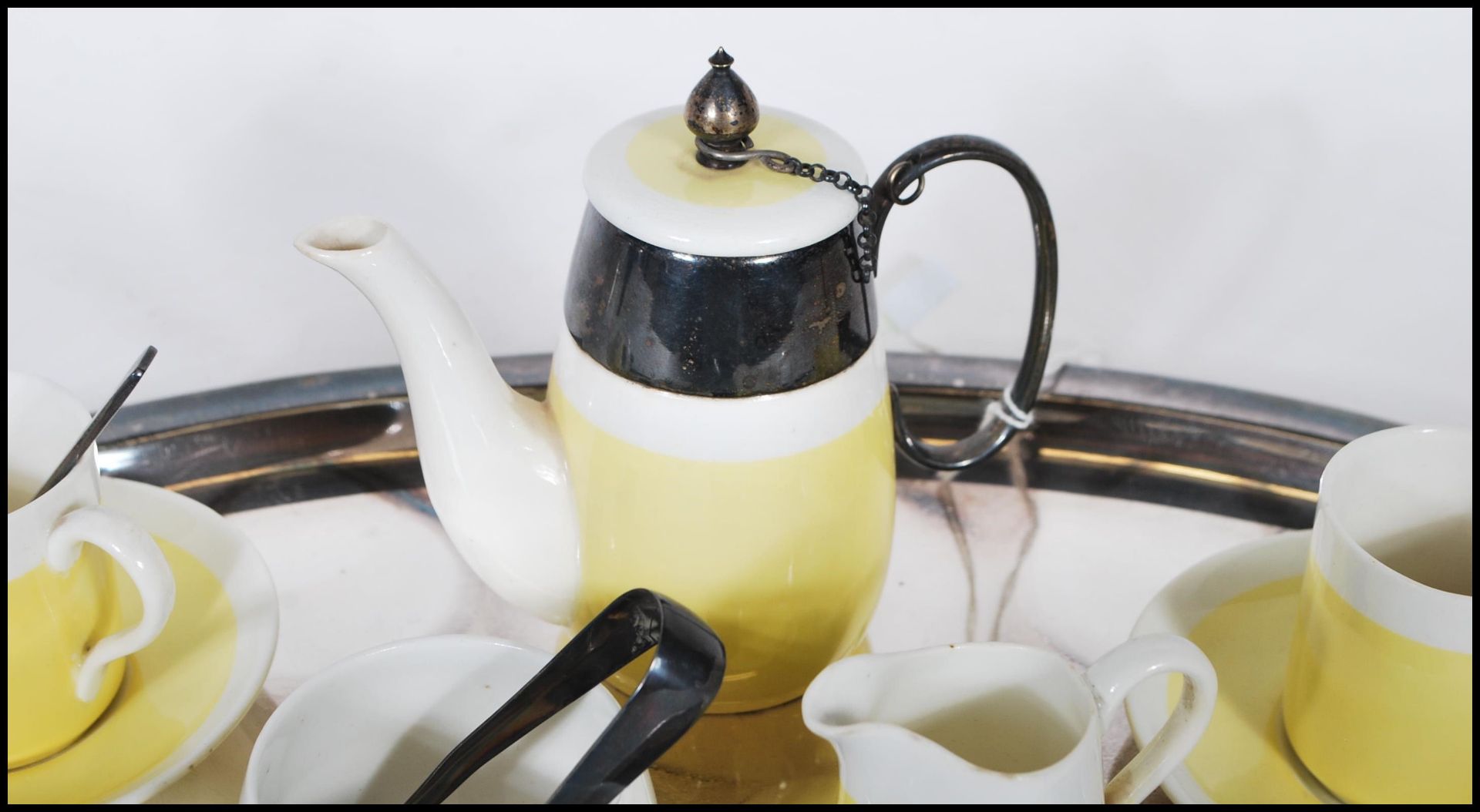 A early 20th Century childs tea service by George Jones, being two tone yellow and white in colour - Bild 4 aus 6