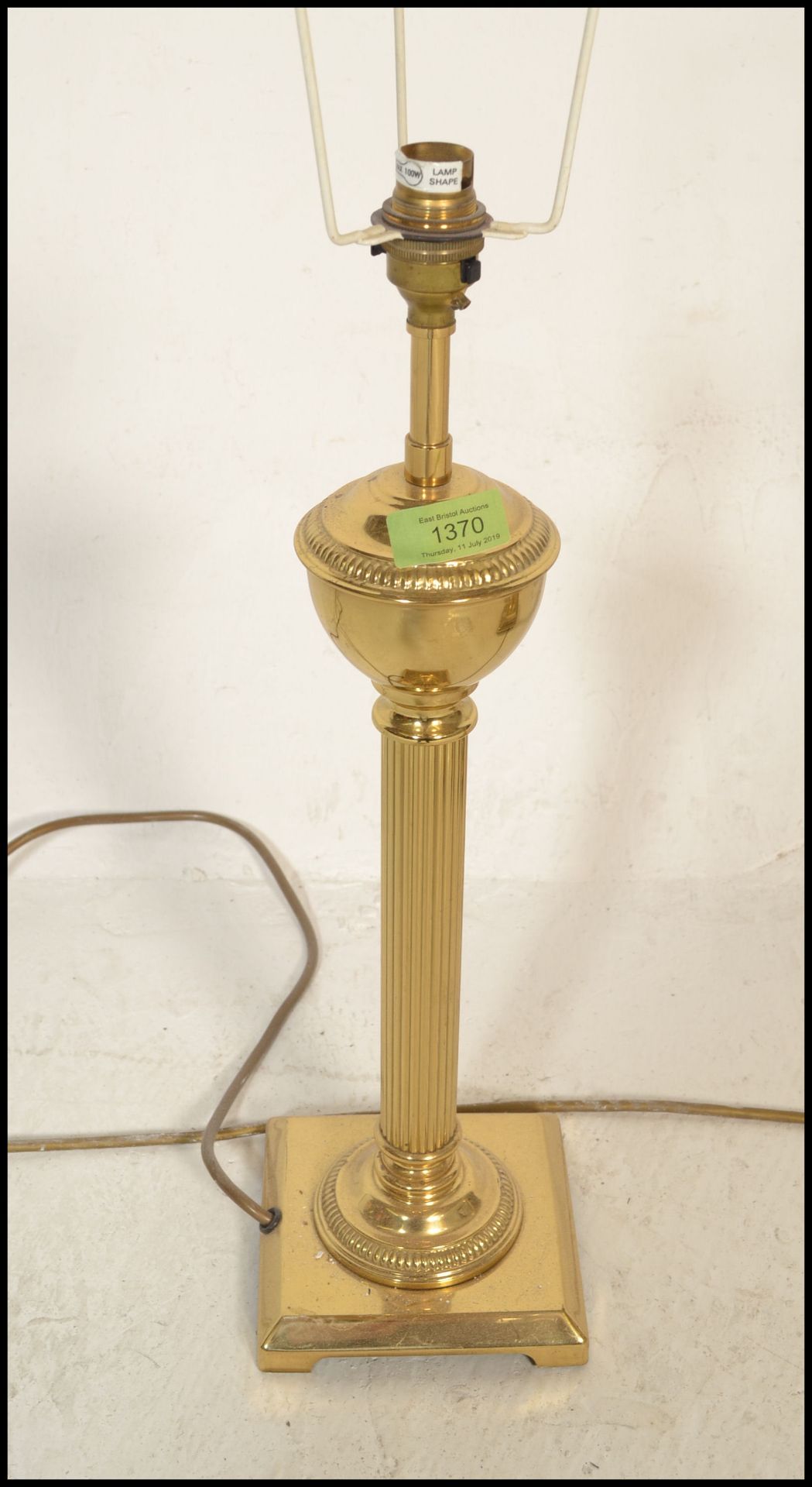 A pair of reeded column table lamps being of brass construction with neo classical doric columns - Bild 2 aus 4