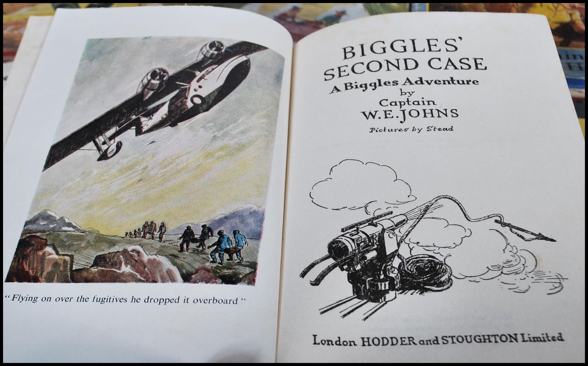 A collection of Captain W.E.Johns hardback books mostly Biggles 1st Editions to include Biggles - Bild 14 aus 17