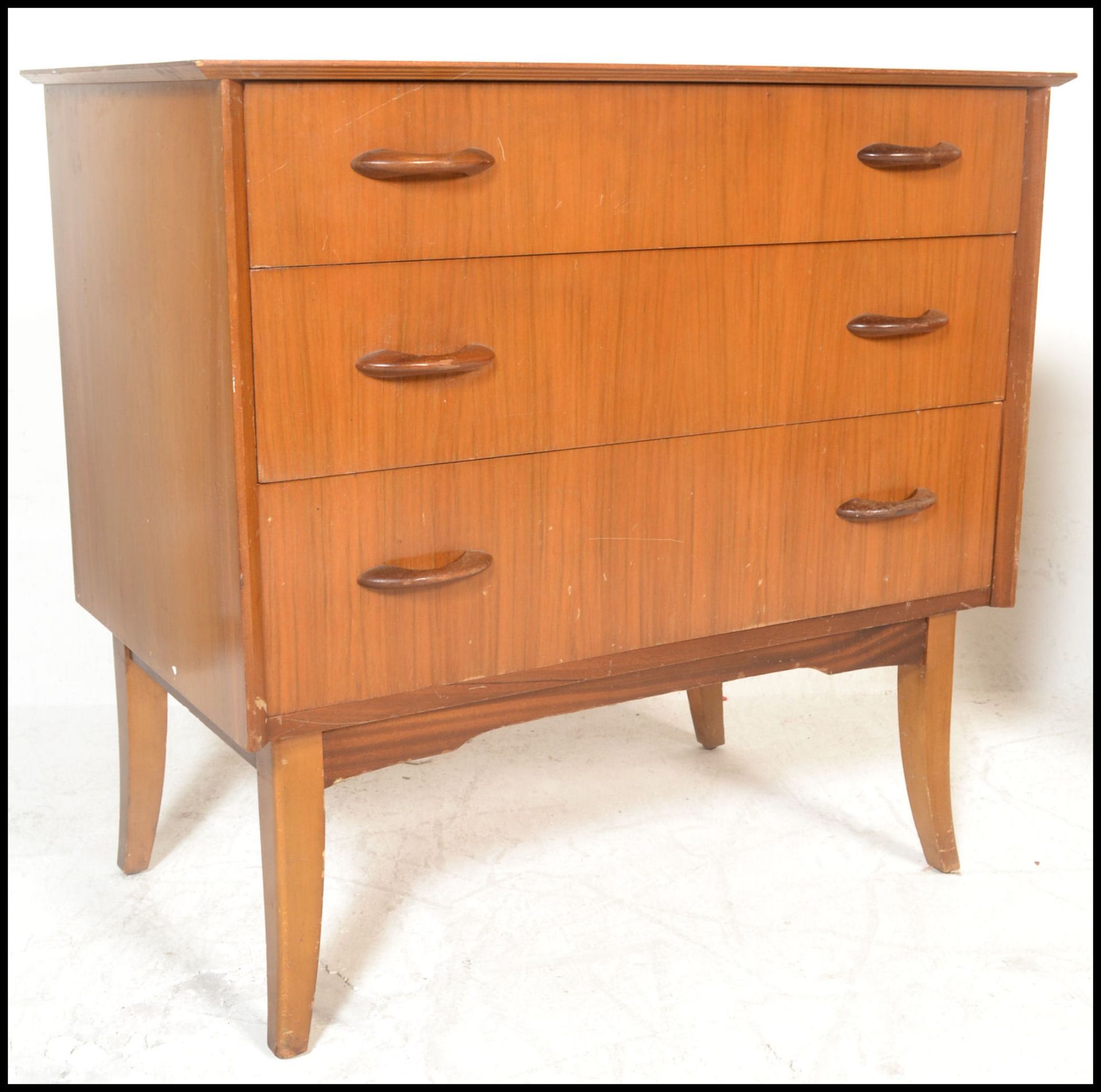 A retro 20th Century teak wood chest of three drawers, flared top raised on tapering supports, - Bild 4 aus 8