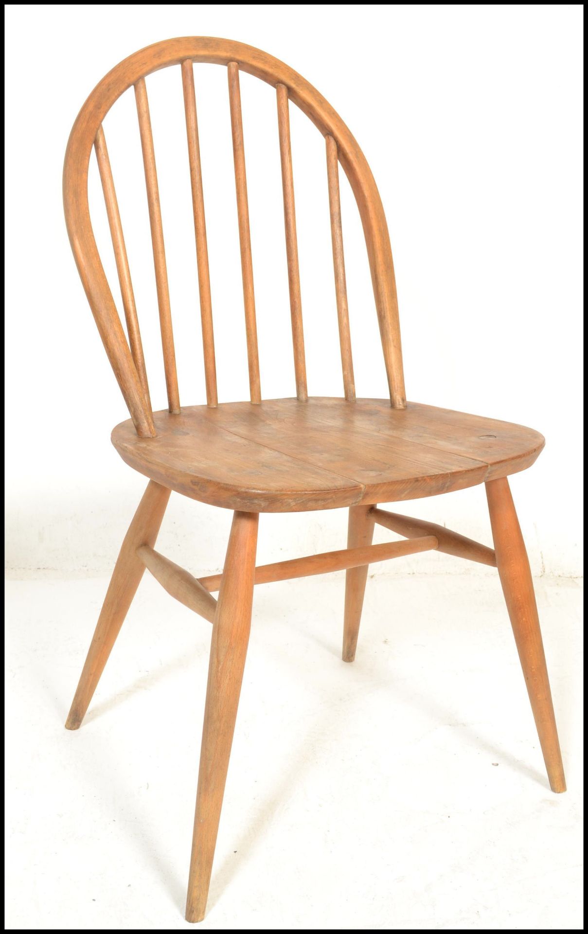 A set of four mid 20th century Ercol Windsor Quaker style hoop-back dining chairs in light elm and - Bild 6 aus 6