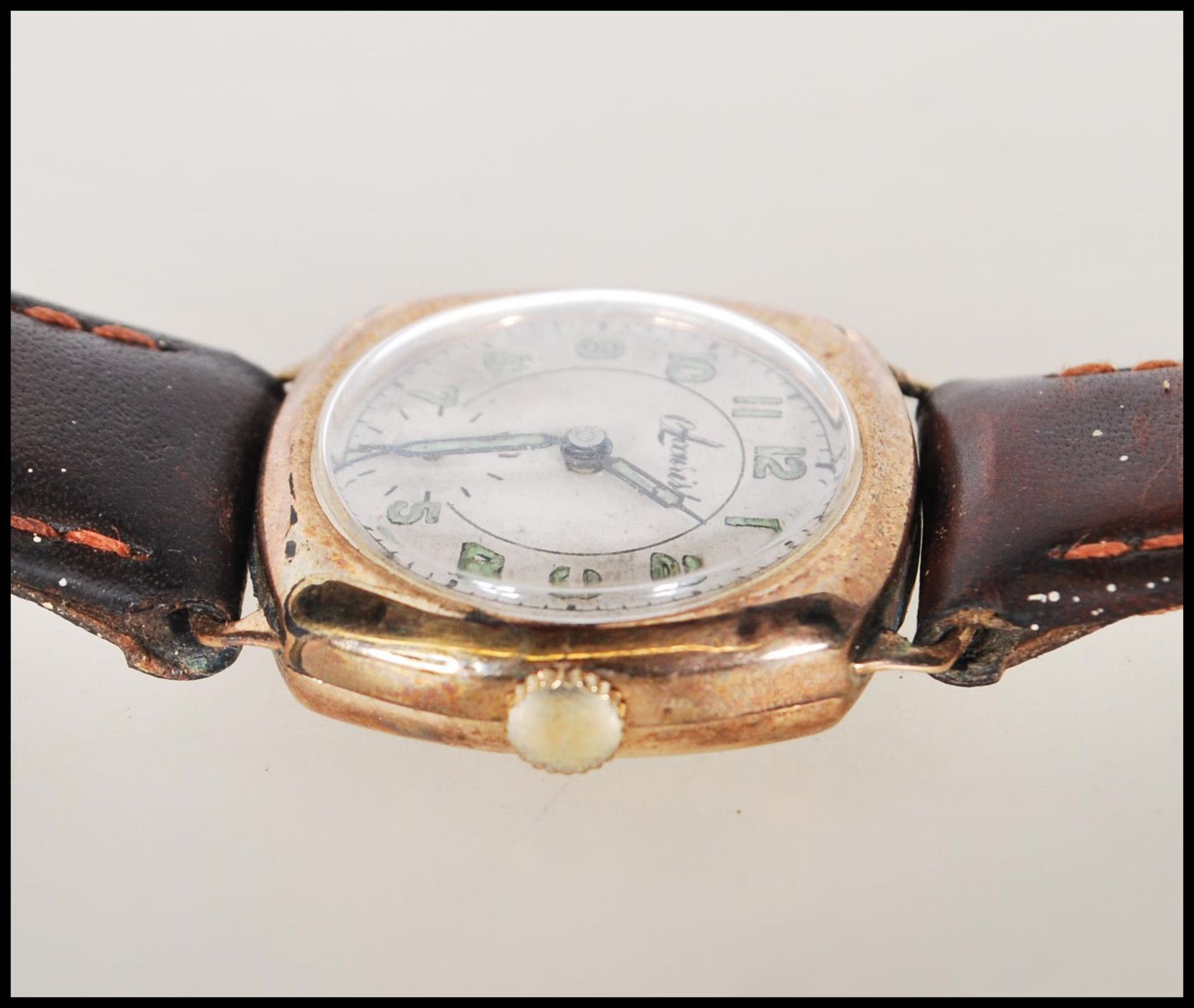 A hallmarked 9ct gold 15 jewel Accurist gents wrist watch set to a leather watch bracelet. The watch - Image 4 of 6