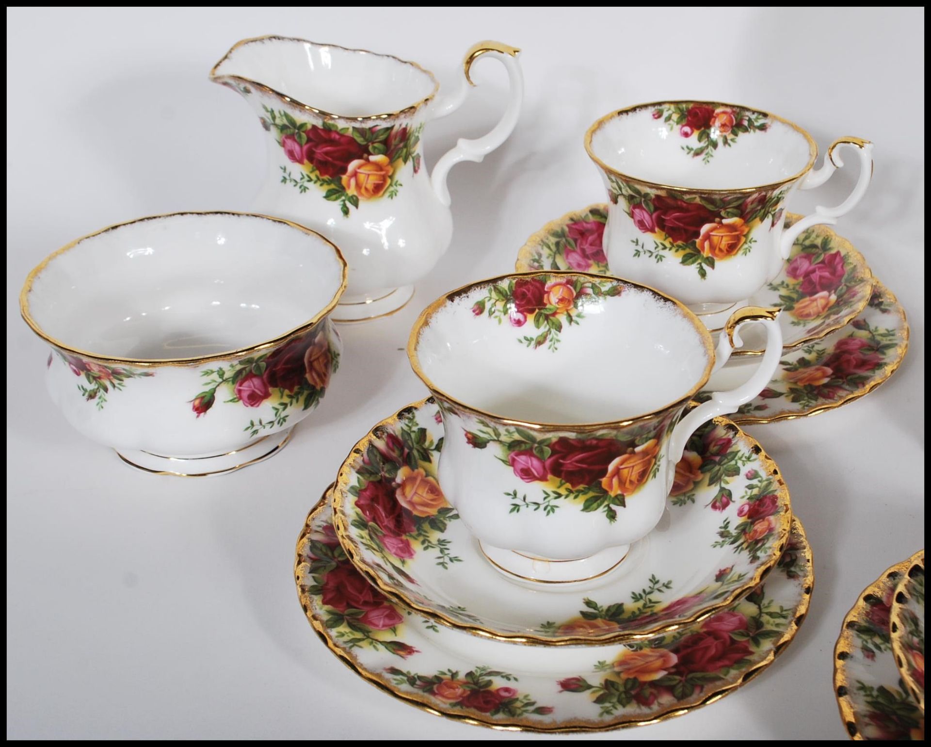 A Royal Albert Old Country Roses part tea set to include creamer jug, sugar bowl, cups, saucers, - Bild 2 aus 7