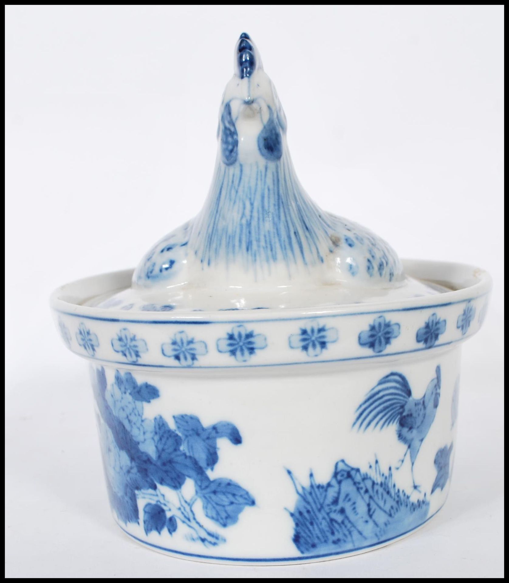 A Chinese blue and white chicken crock pot having cover in the form of a chicken with foliat - Bild 2 aus 8