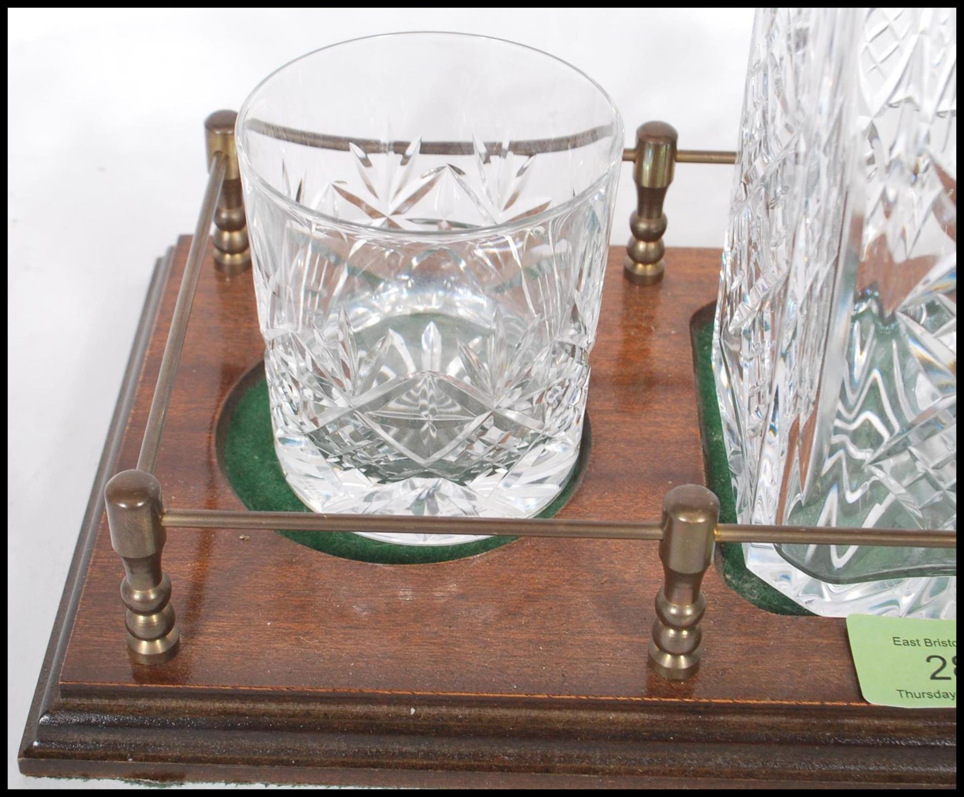 A vintage 20th Century cut glass decanter set having a stepped wooden base with a cut glass decanter - Bild 5 aus 8