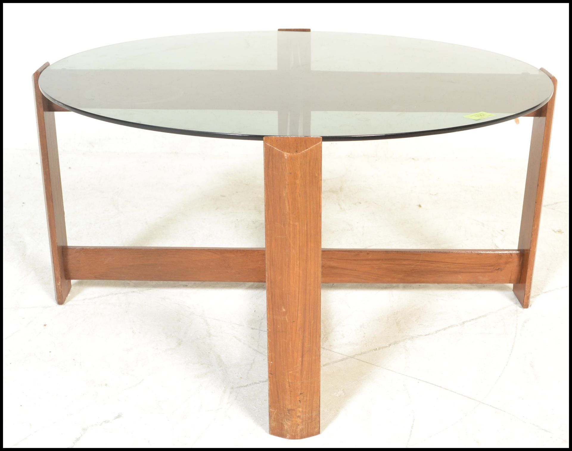 A mid century retro teak wood and smoked glass circular coffee - occasional table. Raised on - Bild 5 aus 6