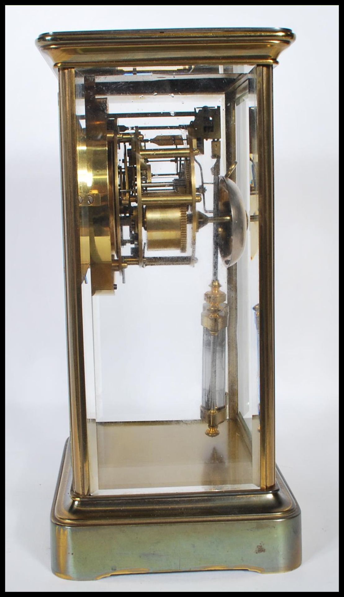 An early 20th Century Mappin &  Webb gilt brass bevelled glass panelled mantel clock having a - Bild 4 aus 6