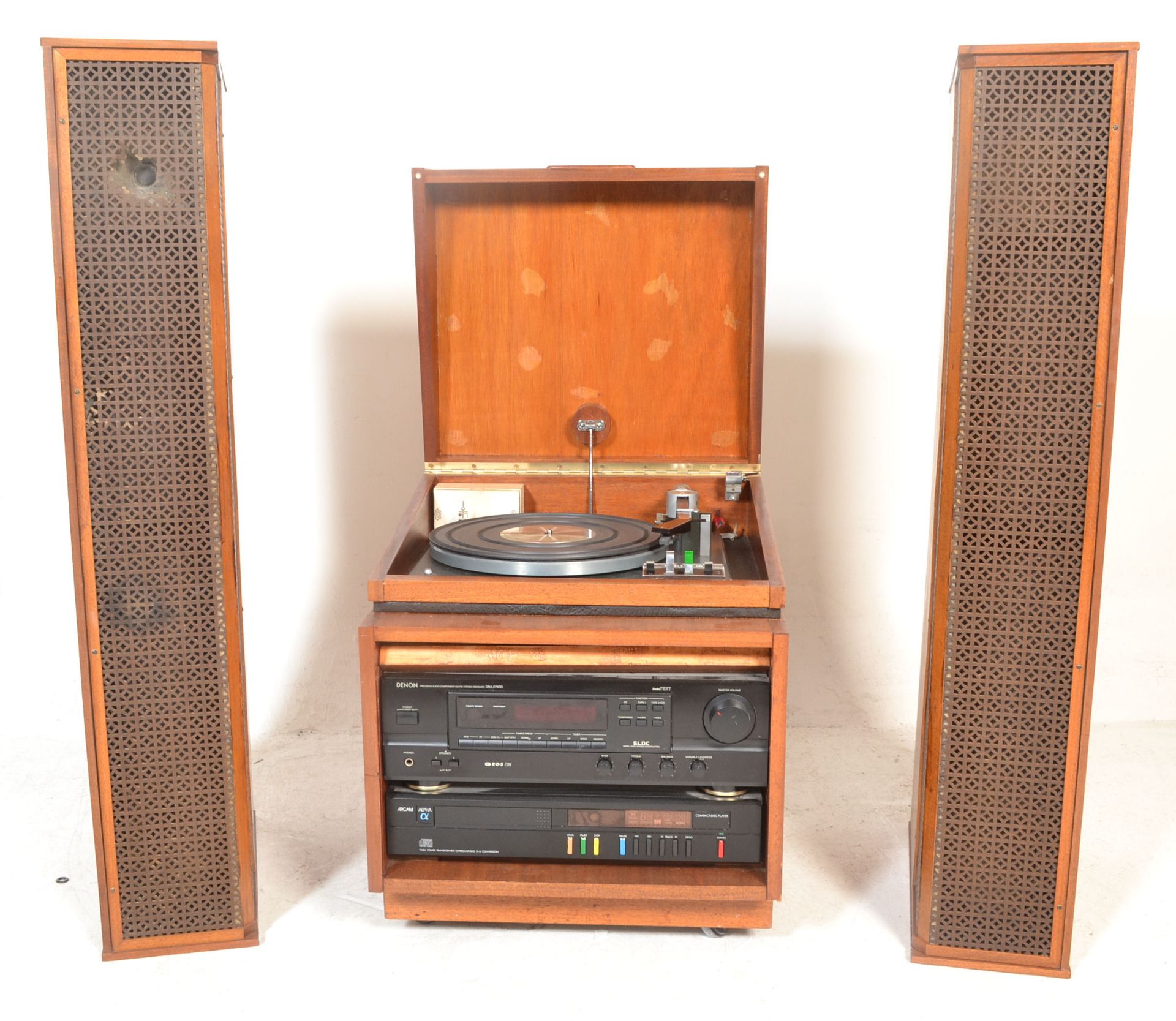 A vintage 20th Century teak wood cased music cabin - Bild 3 aus 9