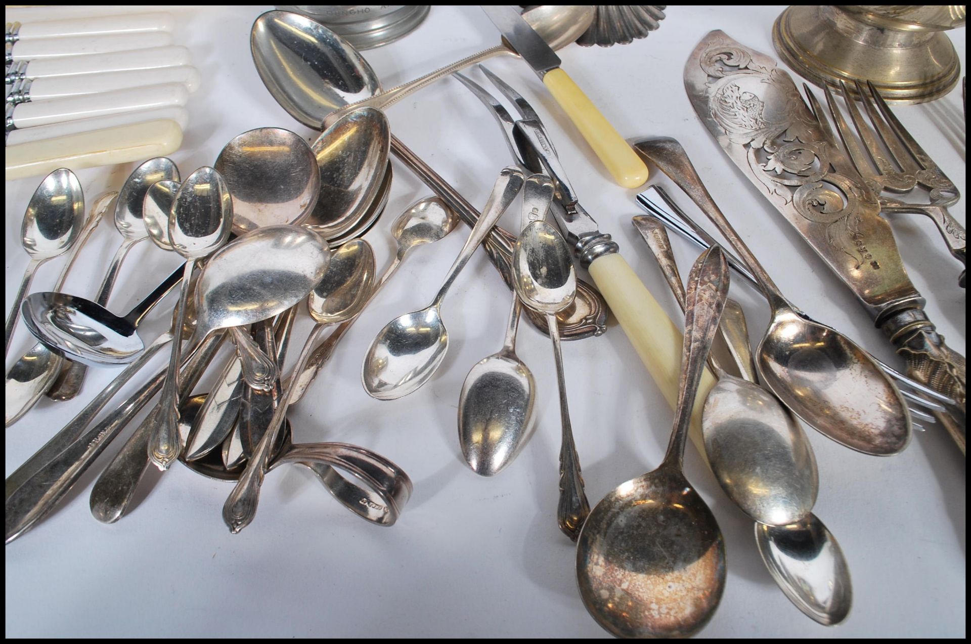A collection of silver plate and pewter cutlery and table wear to include a good selection of - Bild 3 aus 11