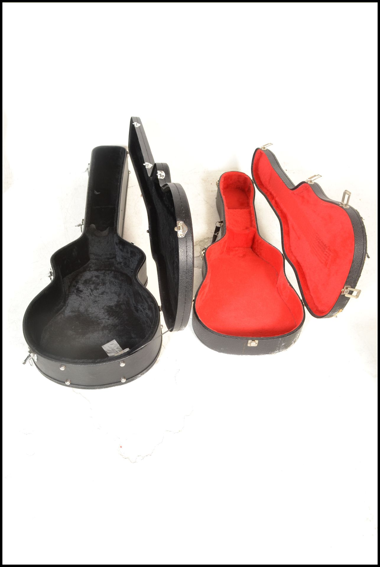 Two black faux leather guitar cases one having red velvet interior and lock catches, together with - Bild 3 aus 6