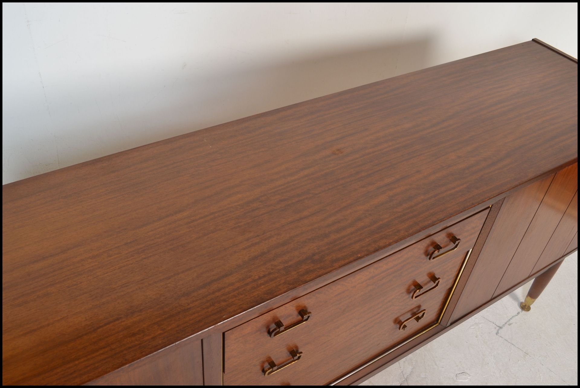 A mid 20th Century teak wood sideboard / credenza, by Ernst Gomme for G-Plan central bank of three - Bild 3 aus 10