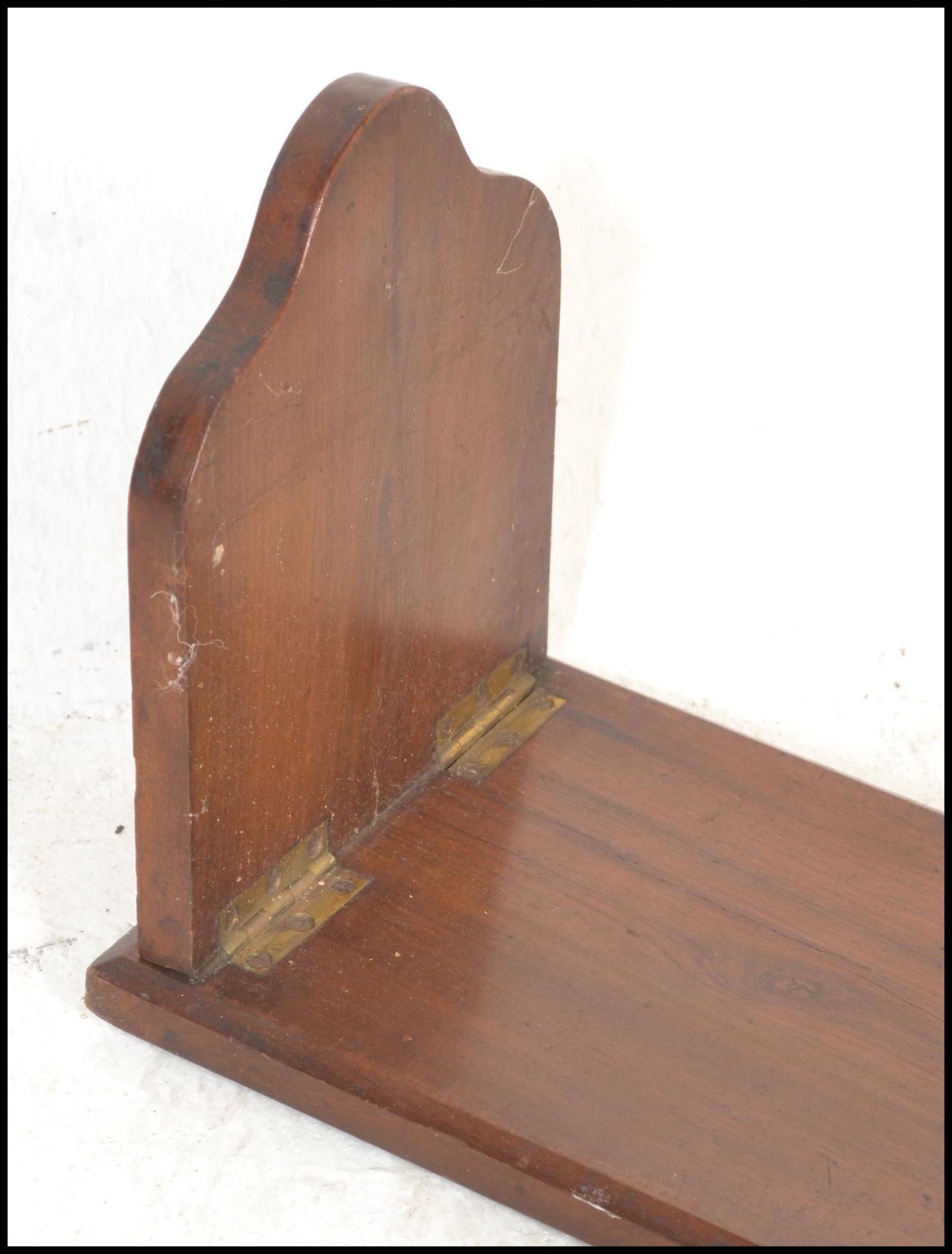 An early 20th Century large metamorphic mahogany book trough of simple form, single shelf with - Bild 4 aus 4