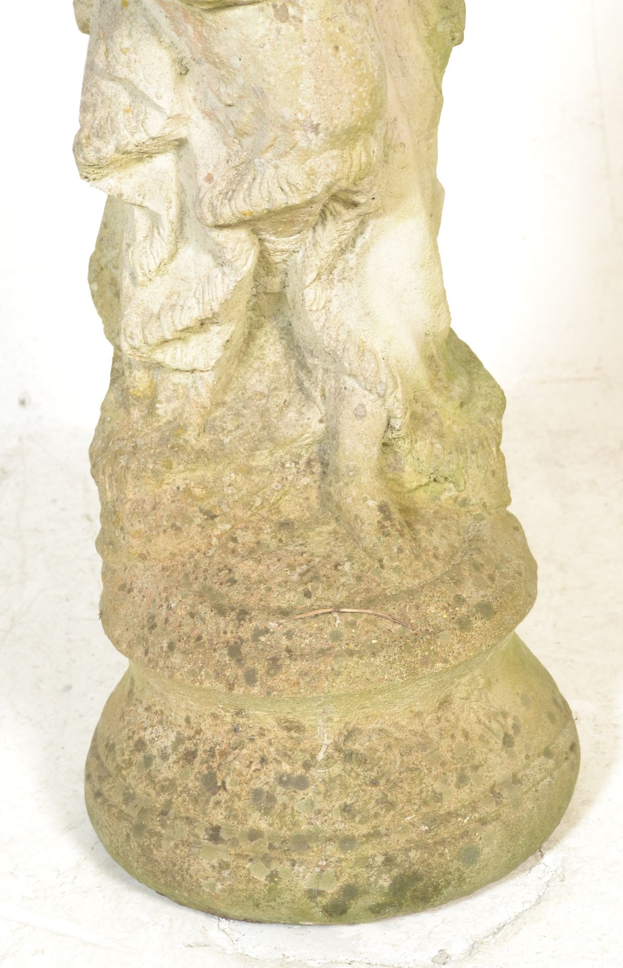 A 20th century well weathered classical garden statue of a maiden on plinth base being constructed - Bild 2 aus 5