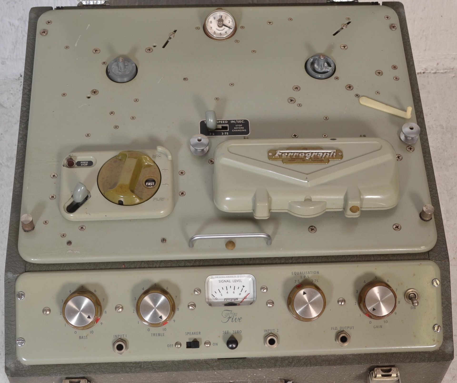 A vintage 20th Century Ferrograph type 5A serial no 5/30170 reel to reel tape recorder, vinyl - Bild 2 aus 5