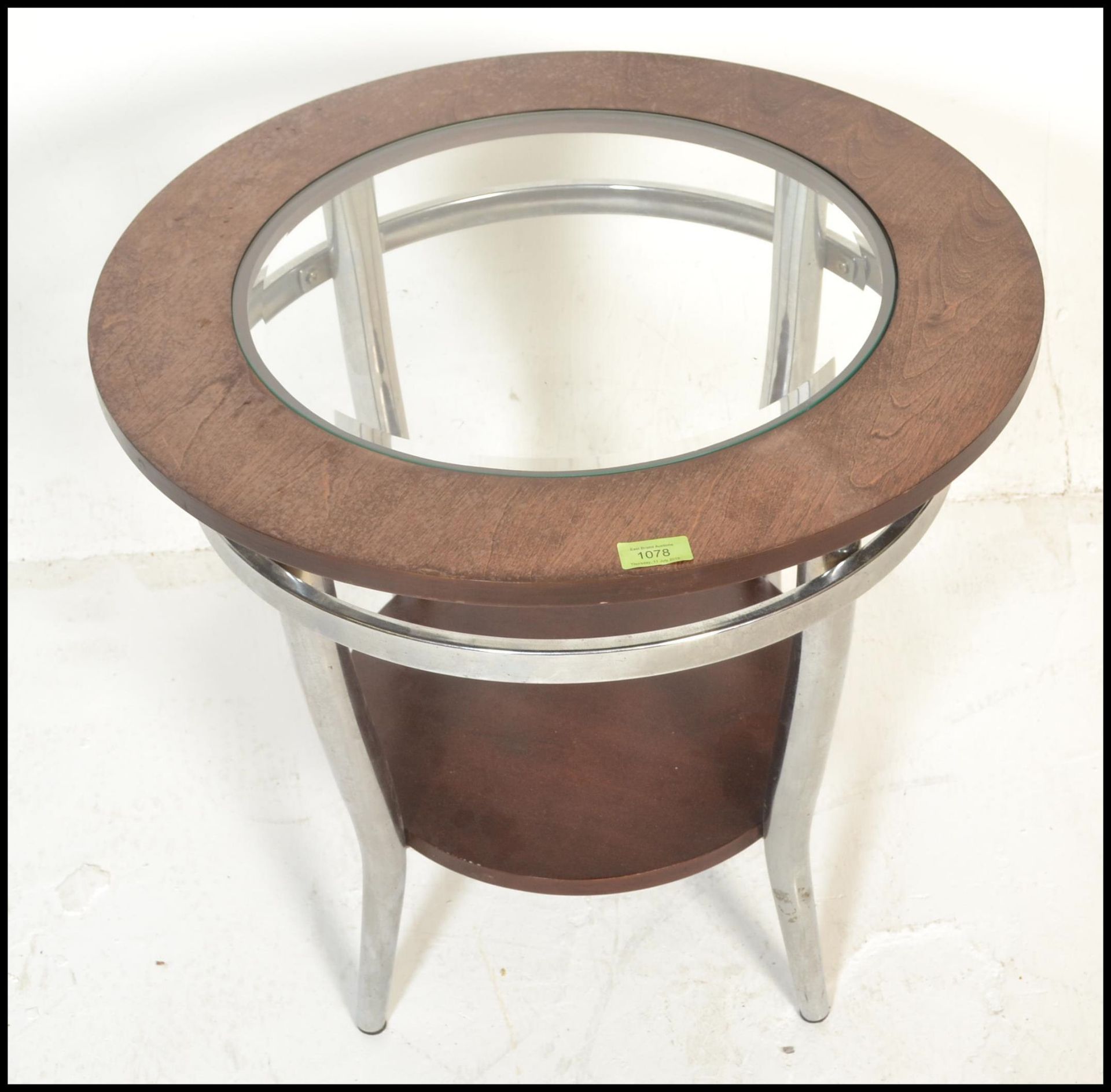 A retro style circular coffee / side / occasional table, raised on a chrome tubular frame united - Bild 2 aus 5