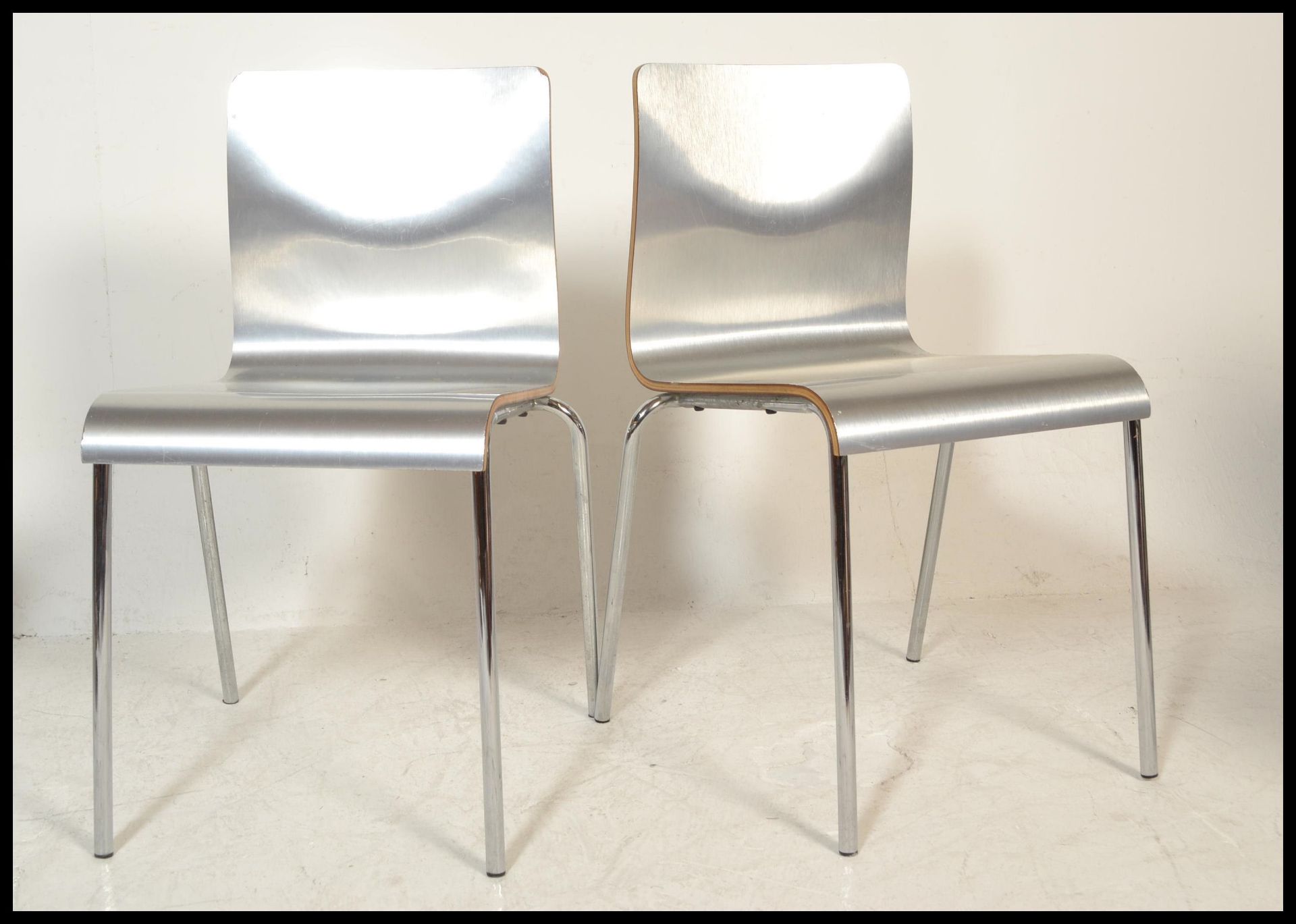 A set of eight panel stacking dining  chairs, the chairs panels having a silvered finish raised on - Bild 3 aus 7