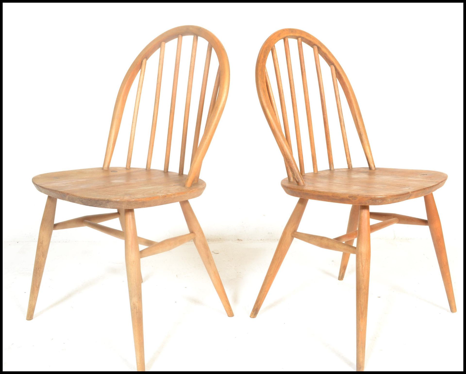 A set of four mid 20th century Ercol Windsor Quaker style hoop-back dining chairs in light elm and - Bild 3 aus 6