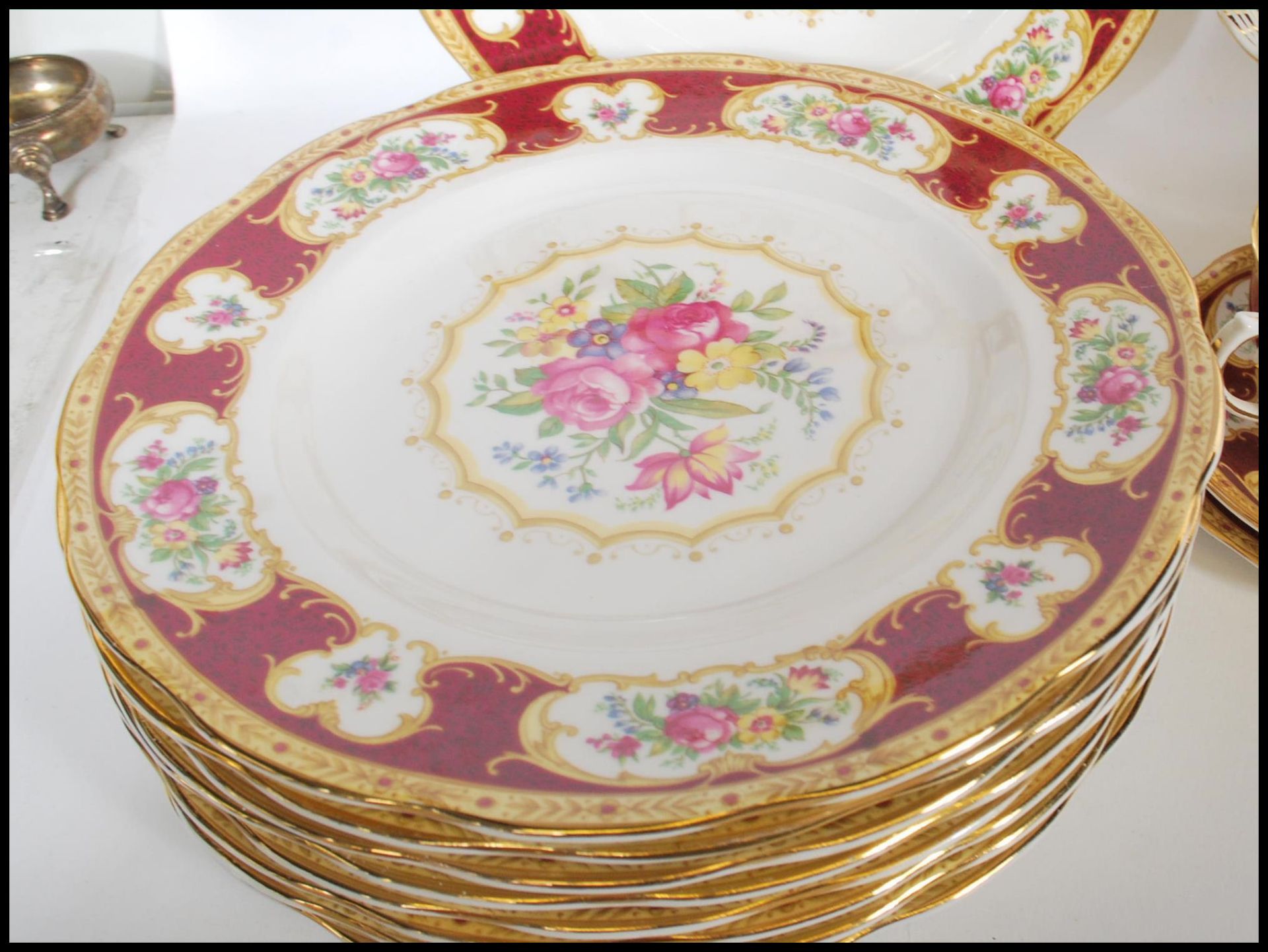 A Royal Albert bone China part dinner service in the Lady Hamilton pattern, comprising soup bowls, - Bild 10 aus 11