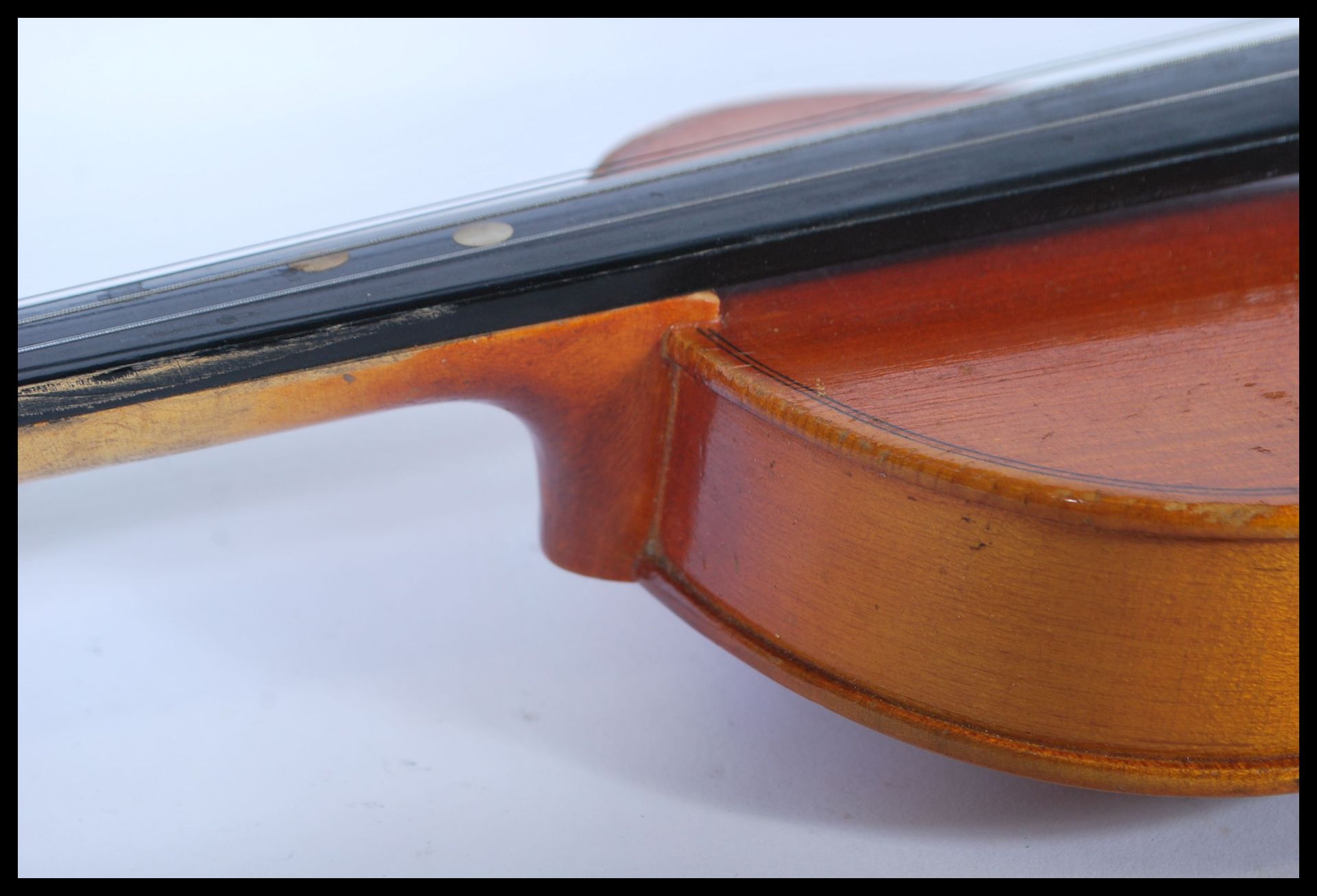 A 20th Century Chinese made student violin musical instrument by Lark contained within fitted case - Bild 4 aus 10