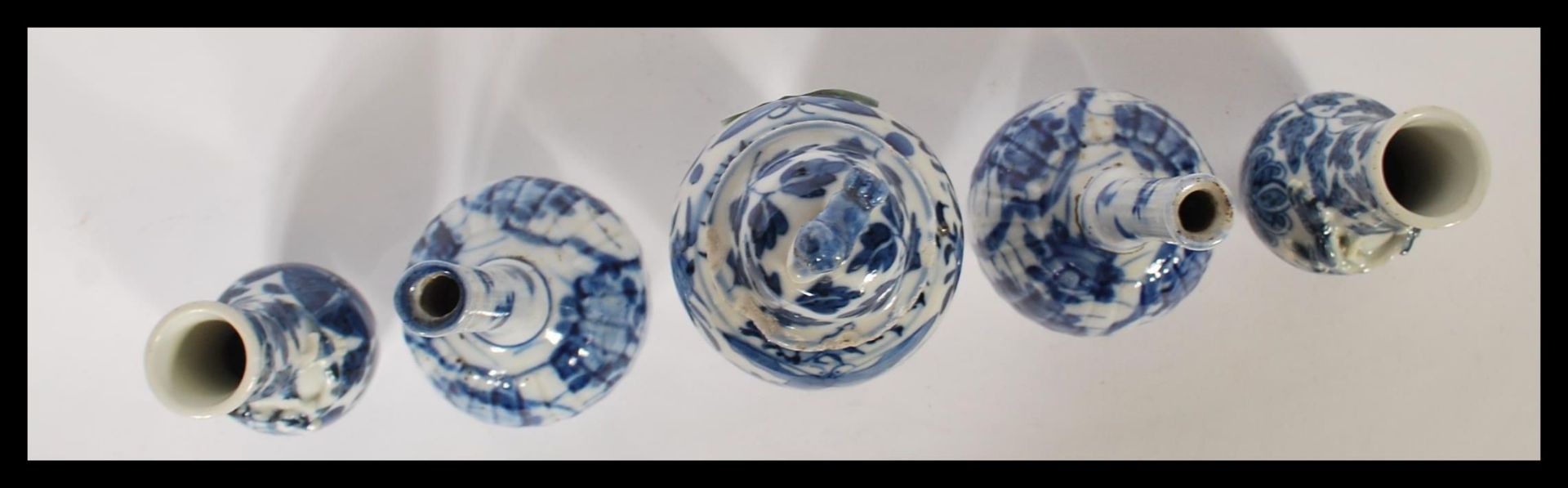 A group of 19th Century Japanese small blue and white ceramics to include a temple jar with a - Bild 7 aus 8