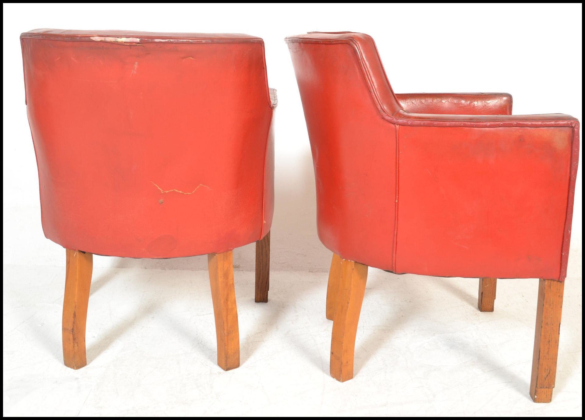 A pair of mid 20th Century tub / club / armchairs, raised on beech square supports, upholstered in - Bild 3 aus 6